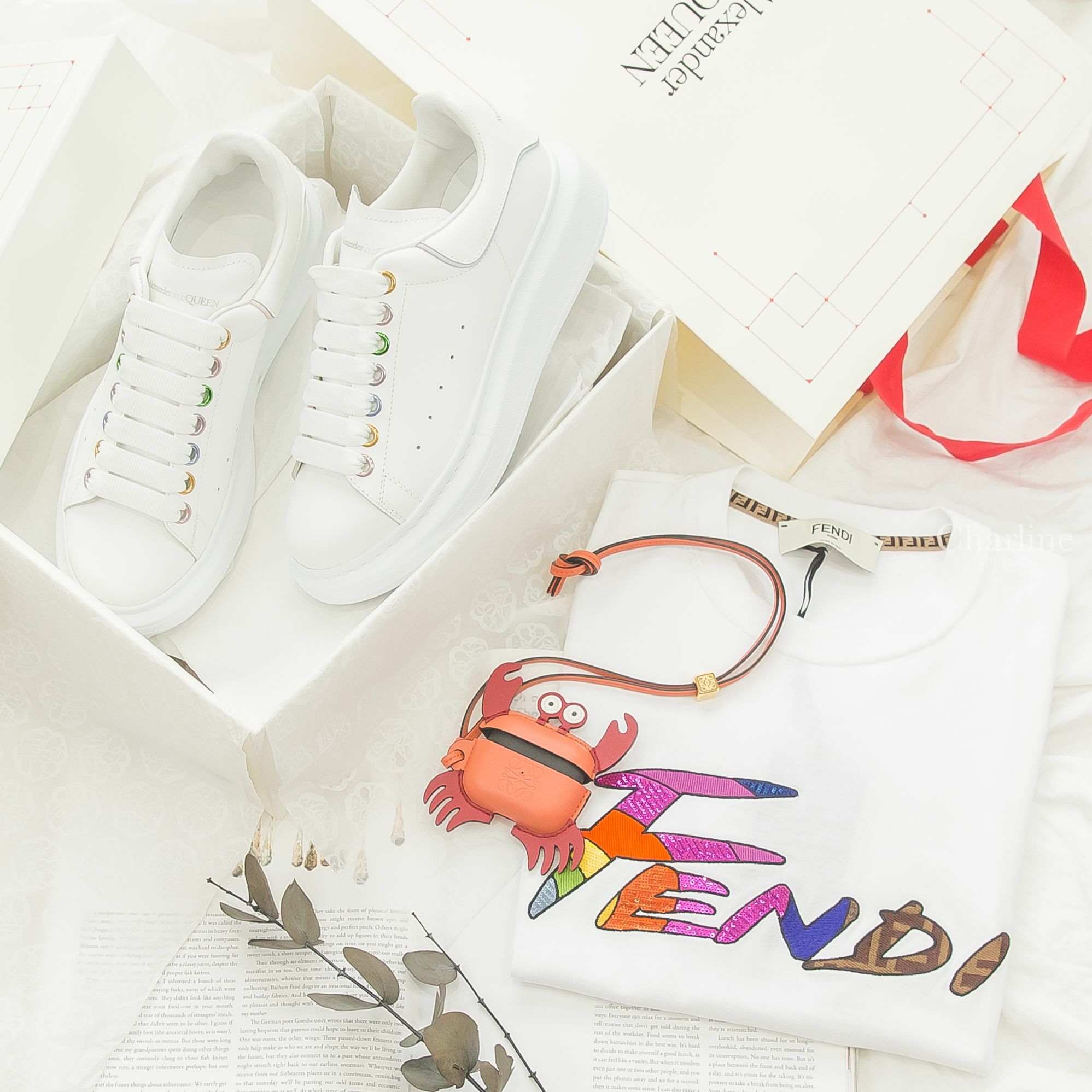 Alexander Mcqueen Women's Oversized Sneaker 白色珠光彩虹孔小牛皮運動鞋,Loewe Crab Airpod Pro Case 鬱金香粉螃蟹牛皮耳機包-Charline Boutique 精品代購