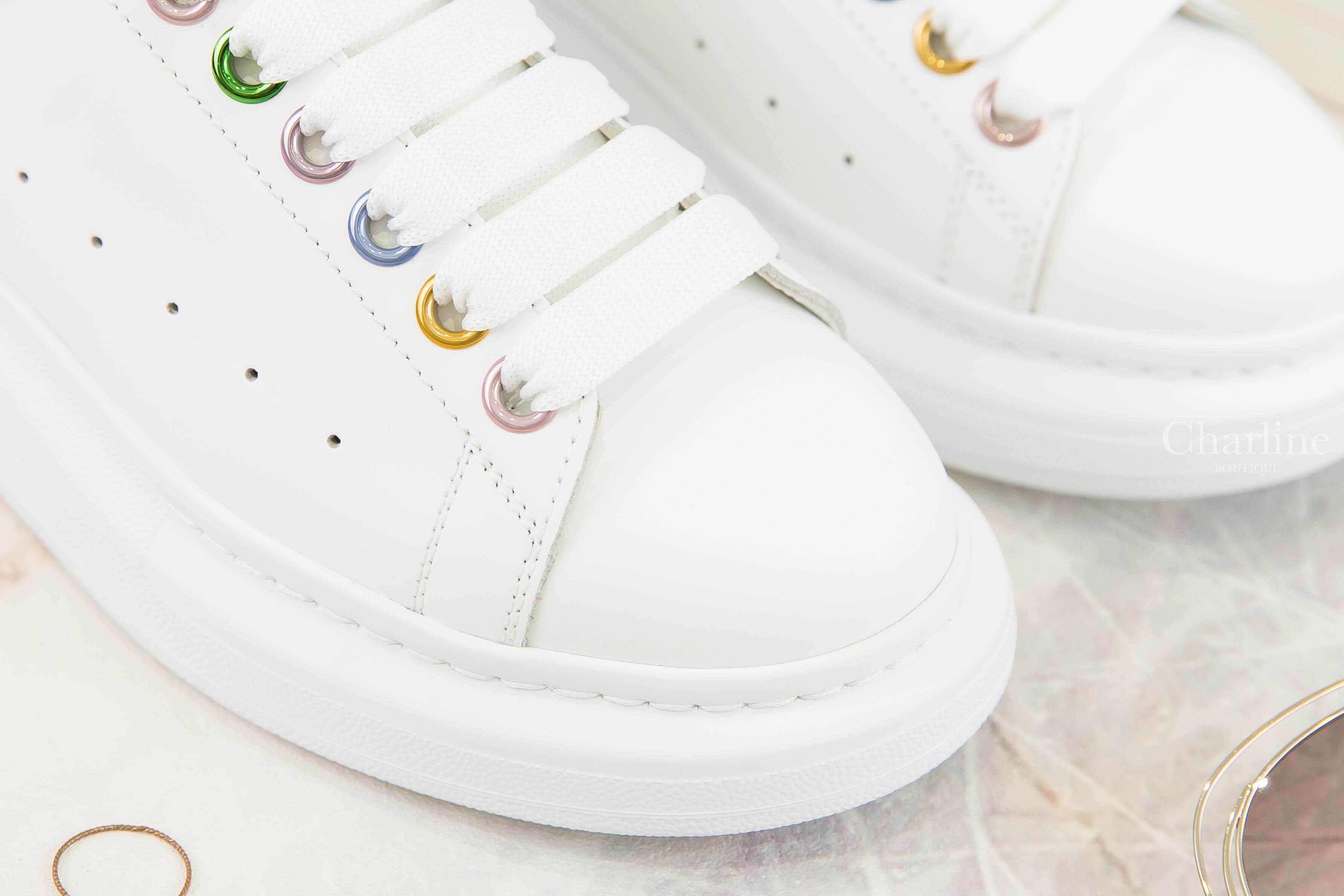 Alexander Mcqueen Women's Oversized Sneaker In White 白色珠光彩虹孔小牛皮運動鞋