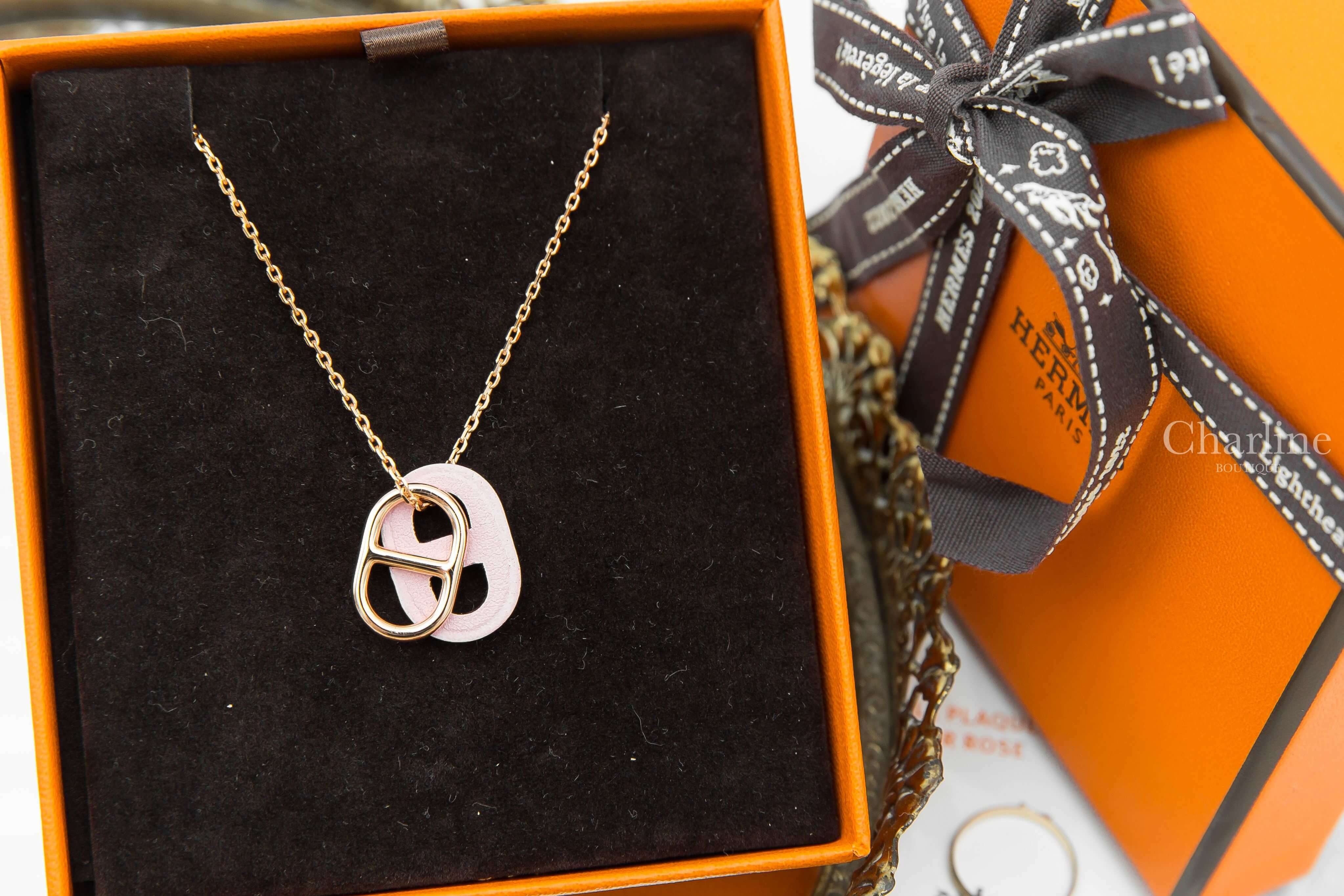 Hermès O'Maillon Pendant 櫻花粉牛皮玫瑰金色θ項鍊-Charline Boutique 精品代購