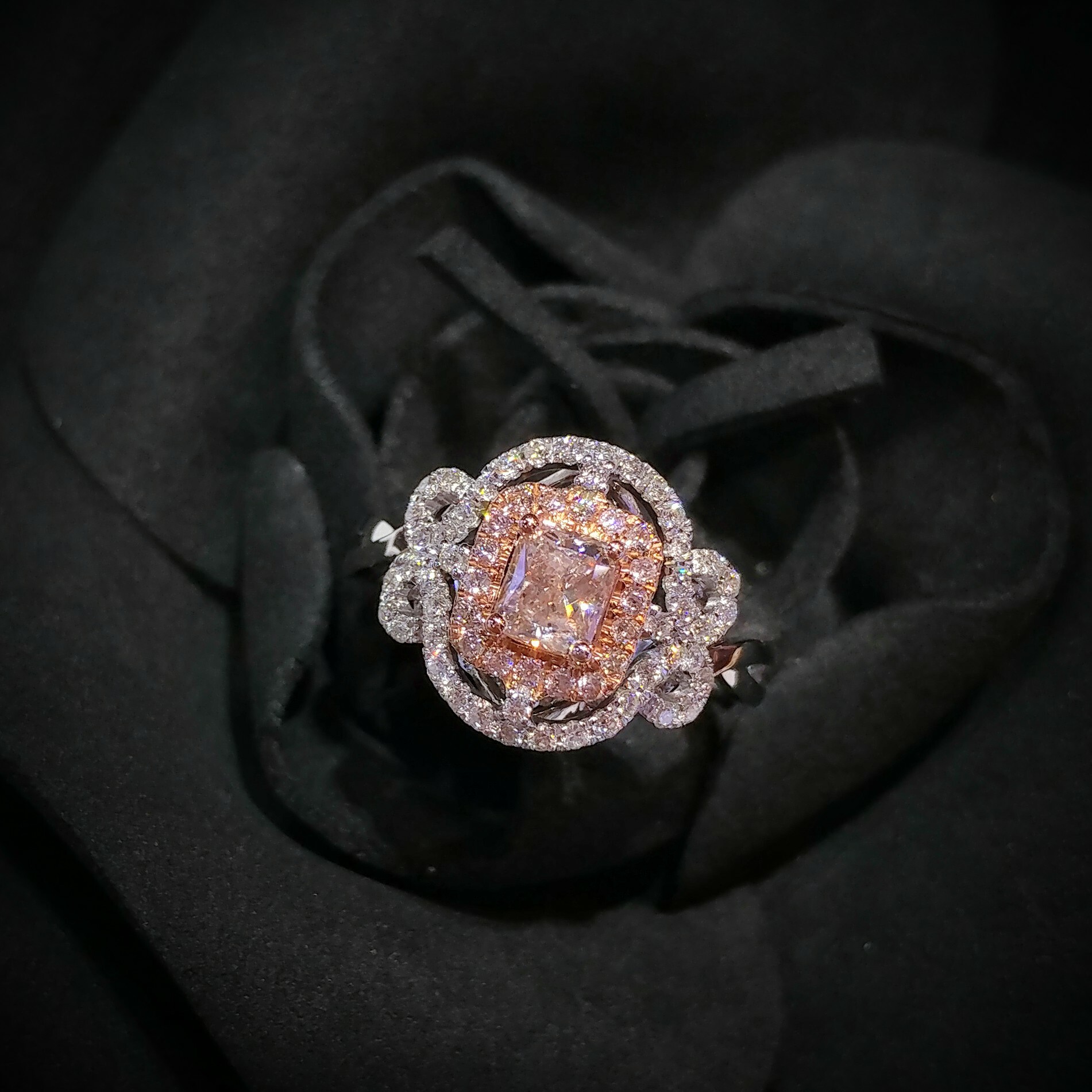 18K Gold 0.77ct Fancy Light Pink Diamond Ring