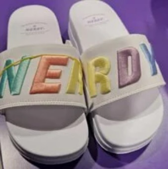[S] NERDY RAINBOW SLIDE SLIPPERS,WHITE, PNES22AE180001 (SN11)