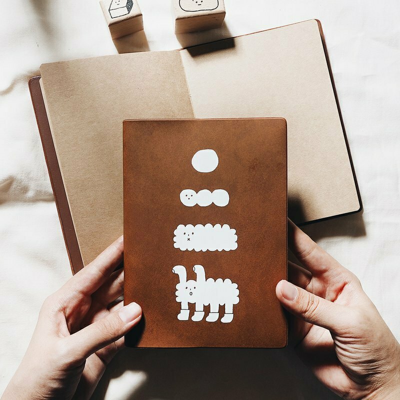 右手超人｜絕版｜牛皮紙筆記本｜狗狗雲誕生