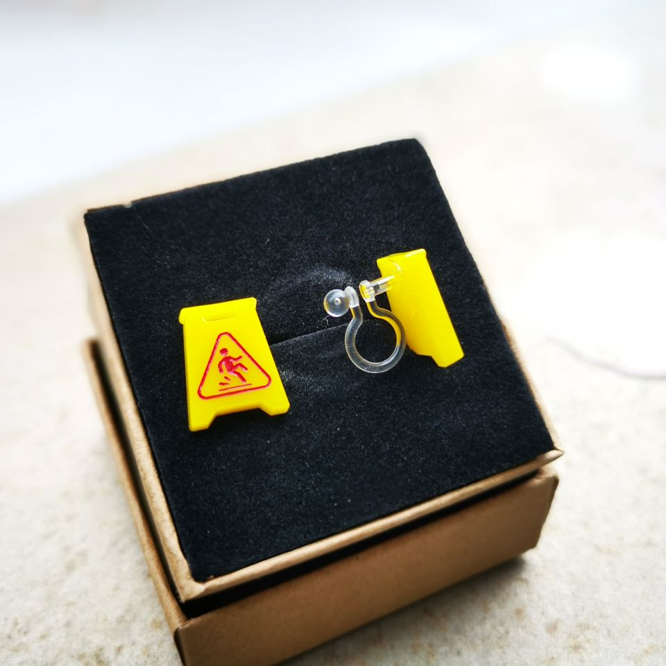 小心地滑耳環｜ 香港人 香港字  | 李漢港楷 出品 | 香港製造