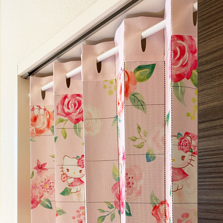 22143-KT Sanrio Hello Kitty 多用途風琴簾 玫瑰花園
