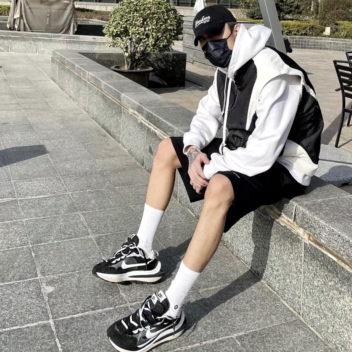 Sacai x Nike VaporWaffle "Black and White" 聯名 雙勾 麂皮 網眼 拼接 解構 黑白 CV1363-001