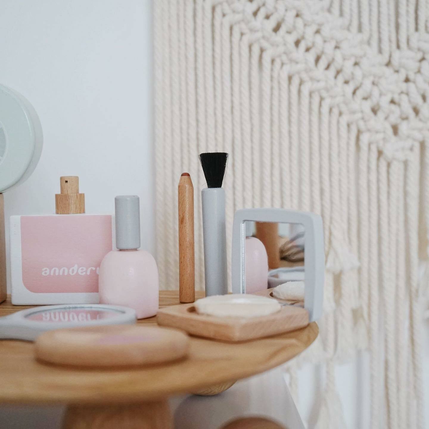 小孩子的仿真化妝包遊戲