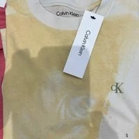 [S] CALVIN KLEIN WM TEE, YELLOW, SP40575013-40WP118100 (SCK40)