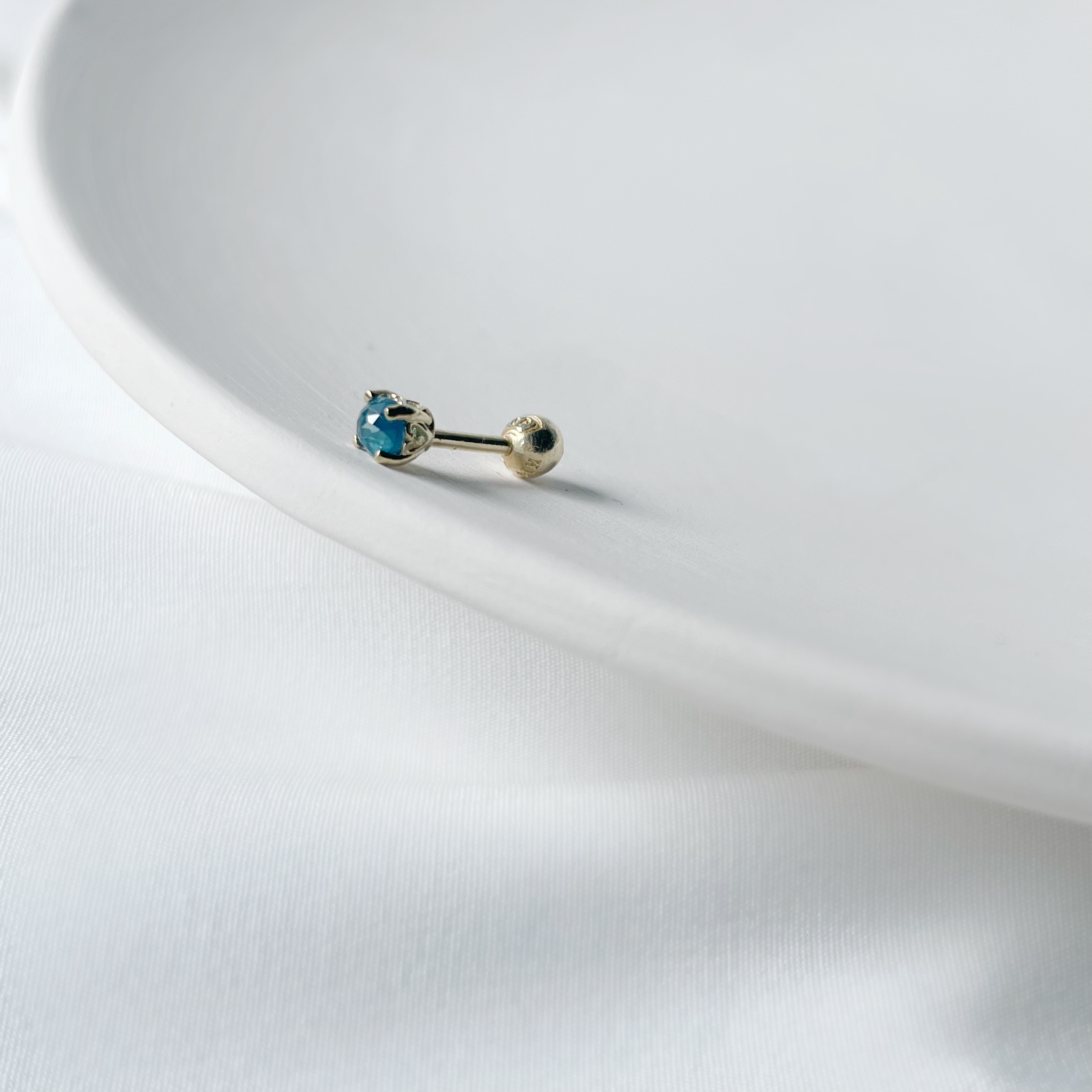 14k純金 側簍空愛心藍鑽原礦轉珠耳環