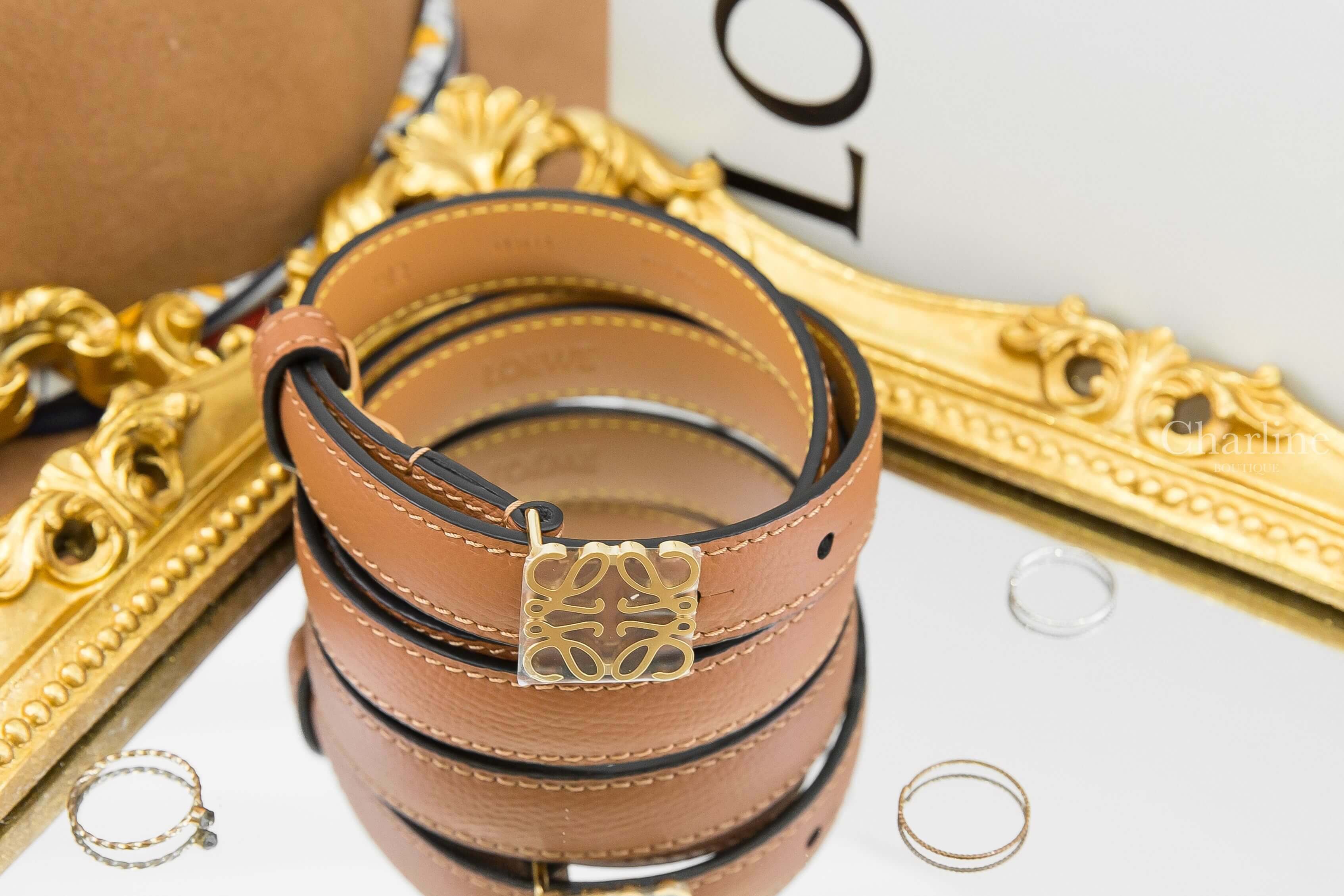 Loewe Anagram Belt In Pebble Grain Calfskin 焦糖色小牛皮金色Logo皮帶-Charline Boutique 精品代購