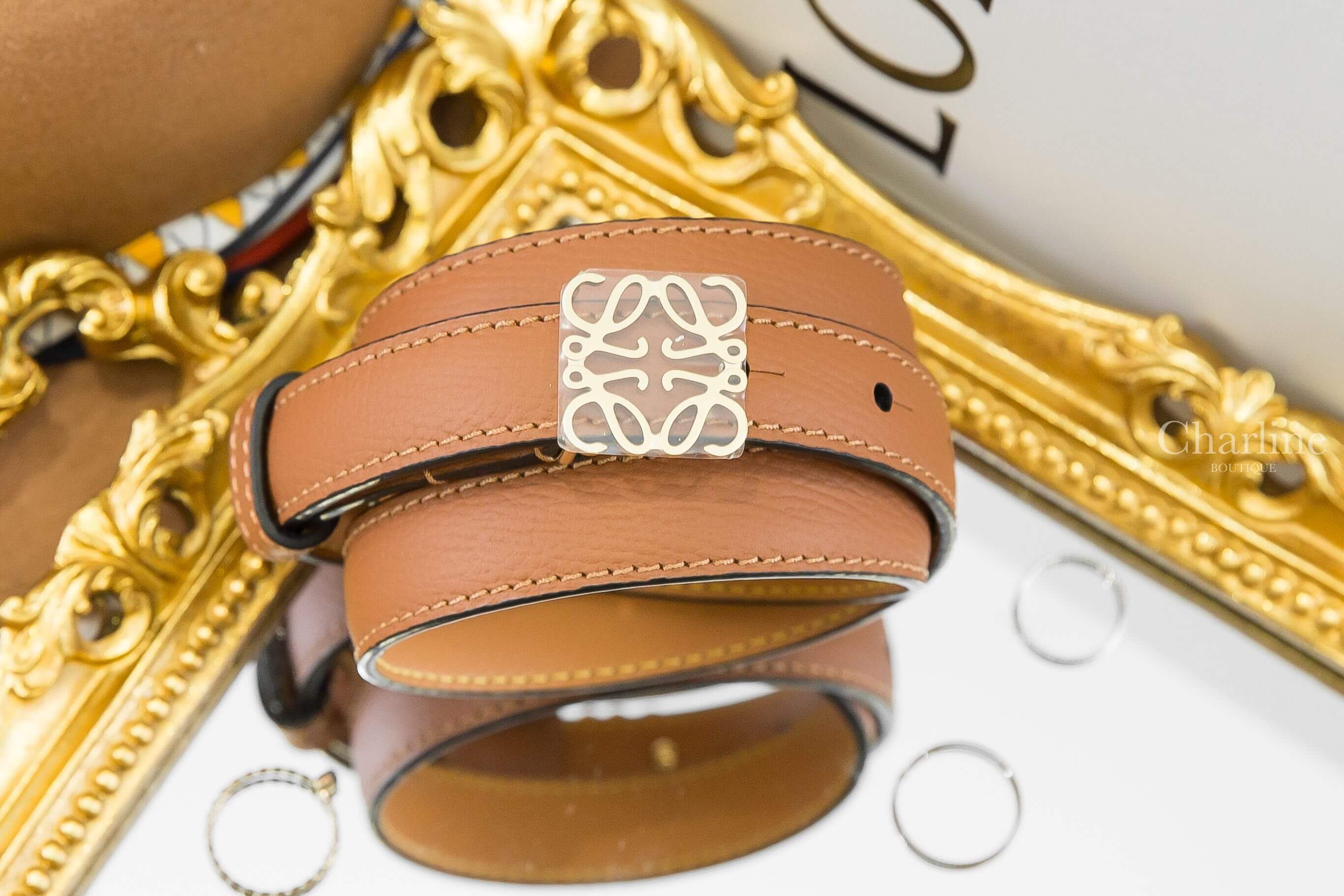 Loewe Anagram Belt In Pebble Grain Calfskin 焦糖色小牛皮金色Logo皮帶-Charline Boutique 精品代購