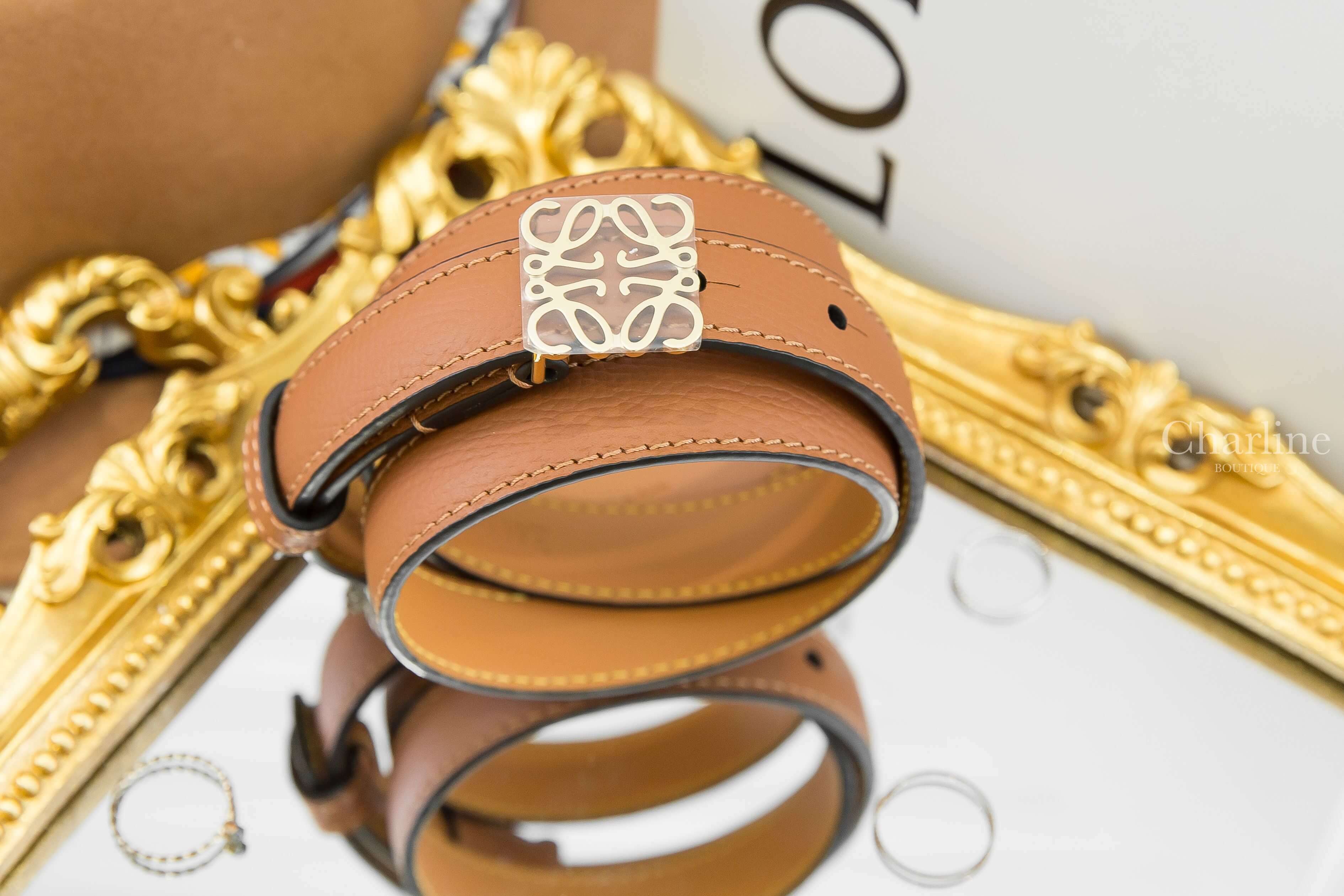 Loewe Anagram Belt In Pebble Grain Calfskin 焦糖色小牛皮金色Logo皮帶-Charline Boutique 精品代購