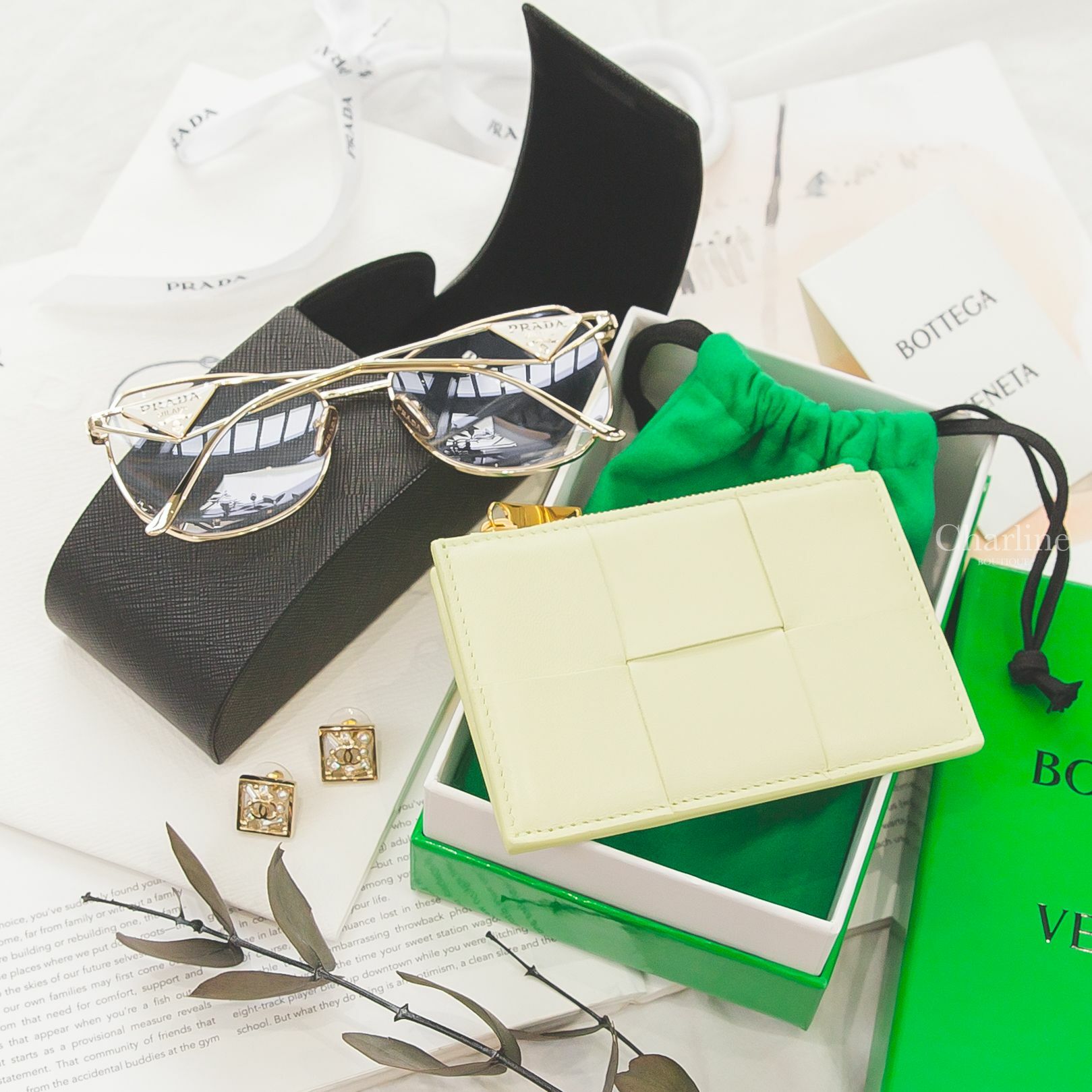 Prada Glasses 藍色偏光飛行員邊框平光眼鏡,Bottega Veneta Zipped Card 檸檬黃大格子羊皮混牛皮拉鍊卡片夾,Chanel Earrings 金色CC水晶珍珠簍空方形耳環-Charline Boutique 精品代購