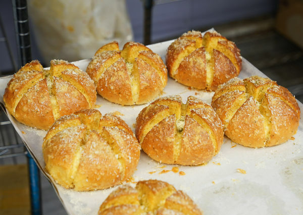 【六角爆漿乳酪麵包】 蒜香乳酪