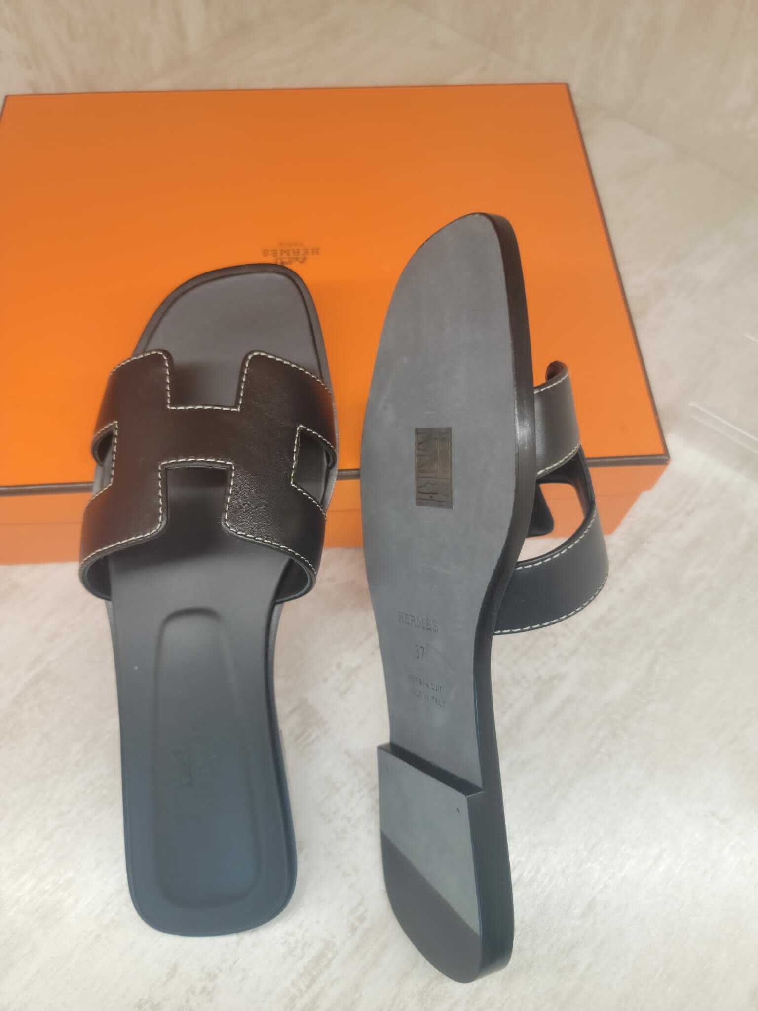 HERMES ORAN SANDALS NOIR 黑色平地 拖鞋