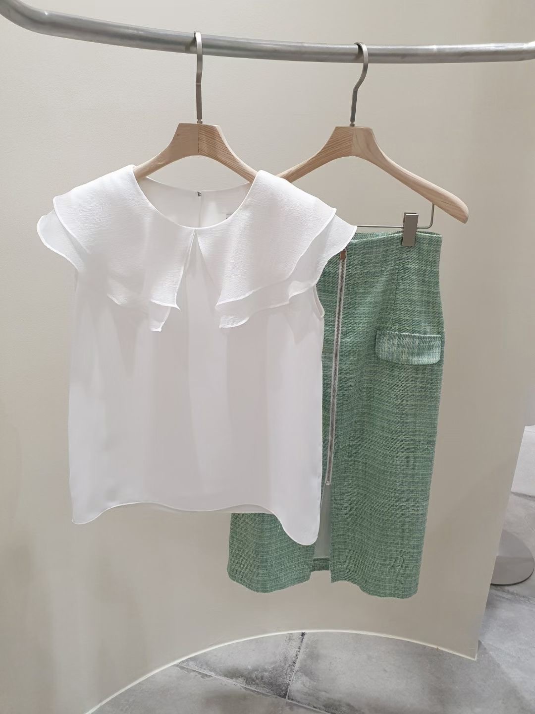 JUNT2288 雙層ruffle領背心