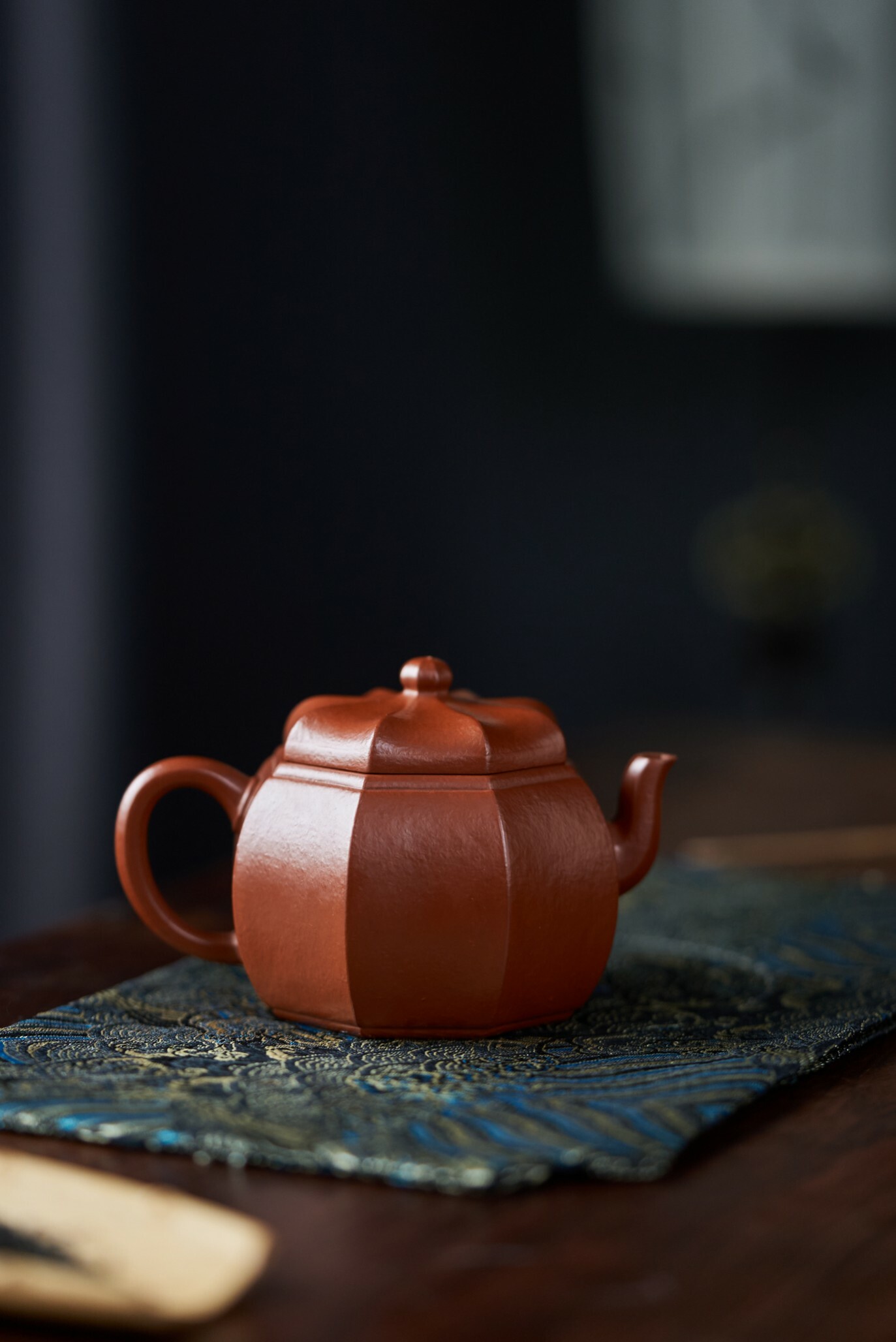 【八面玲瓏】--  四戶八窗明 ，玲瓏逼上清。