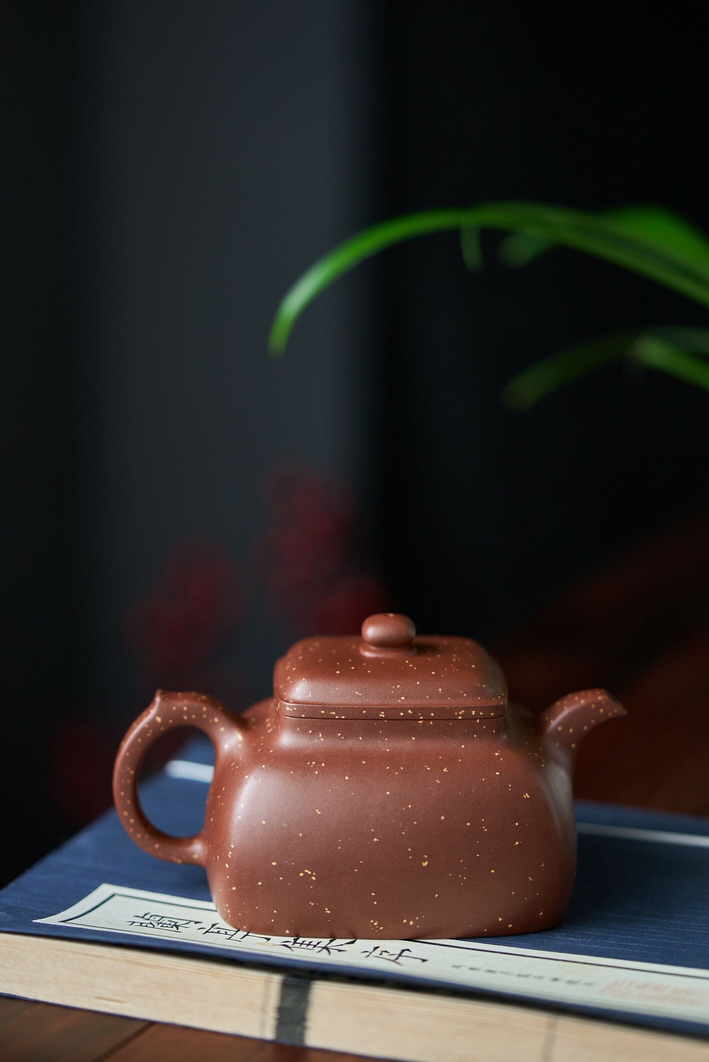 【坦然】-- 從容坦蕩盪，君子大清風。寓示君子進退有節