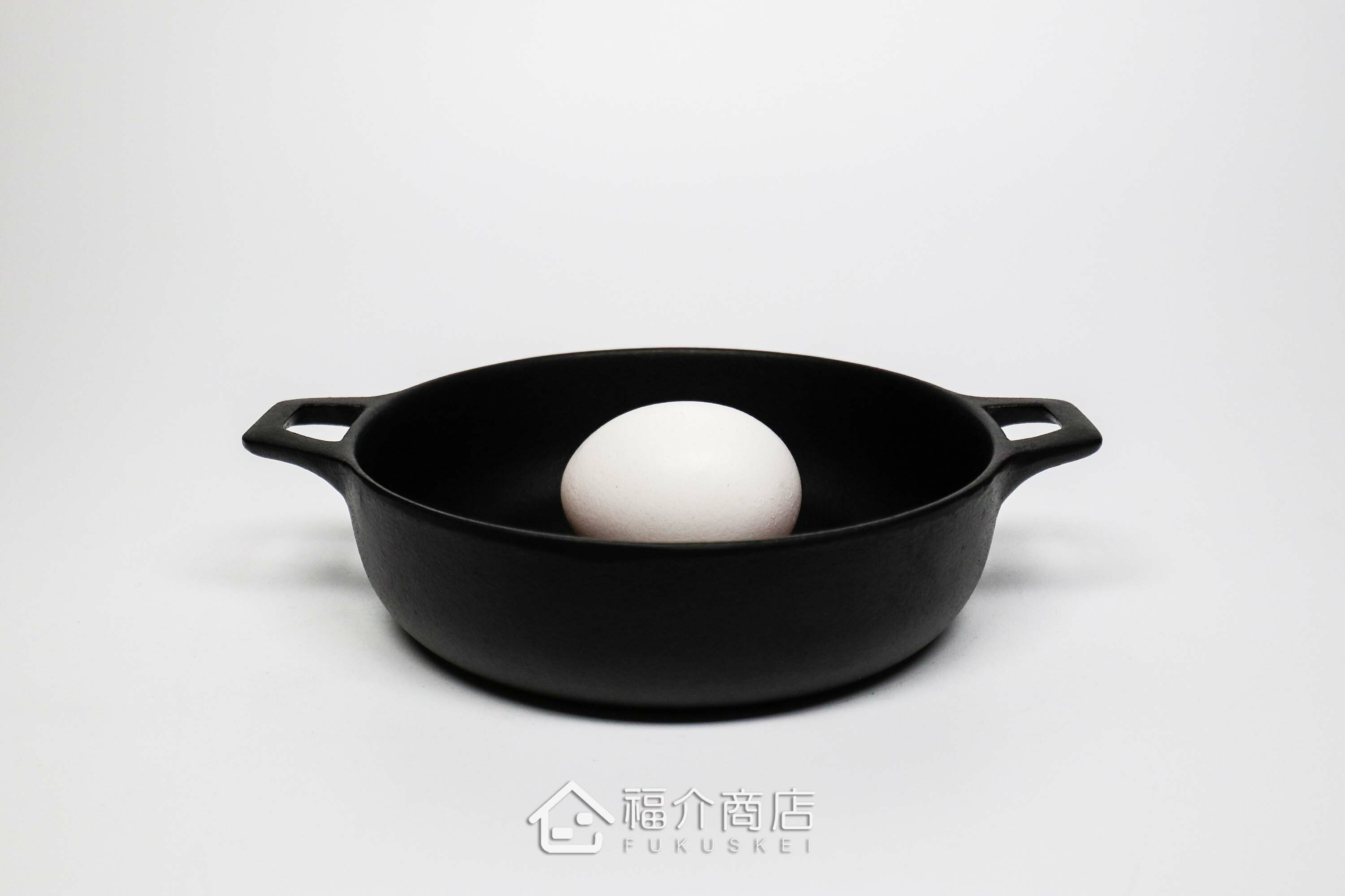 煮壽喜燒用的鑄鐵鍋與雞蛋