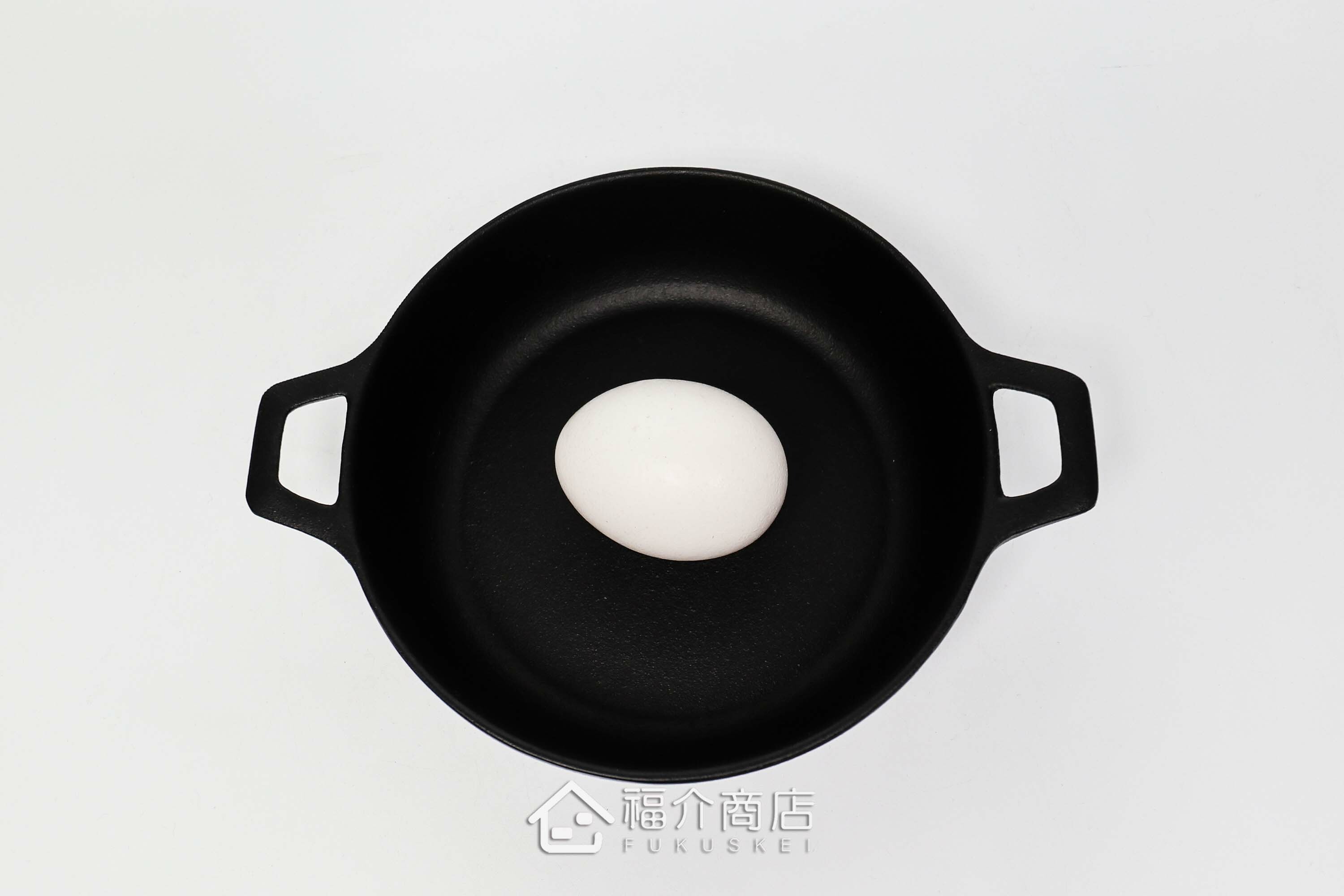 煮壽喜燒用的鑄鐵鍋與雞蛋