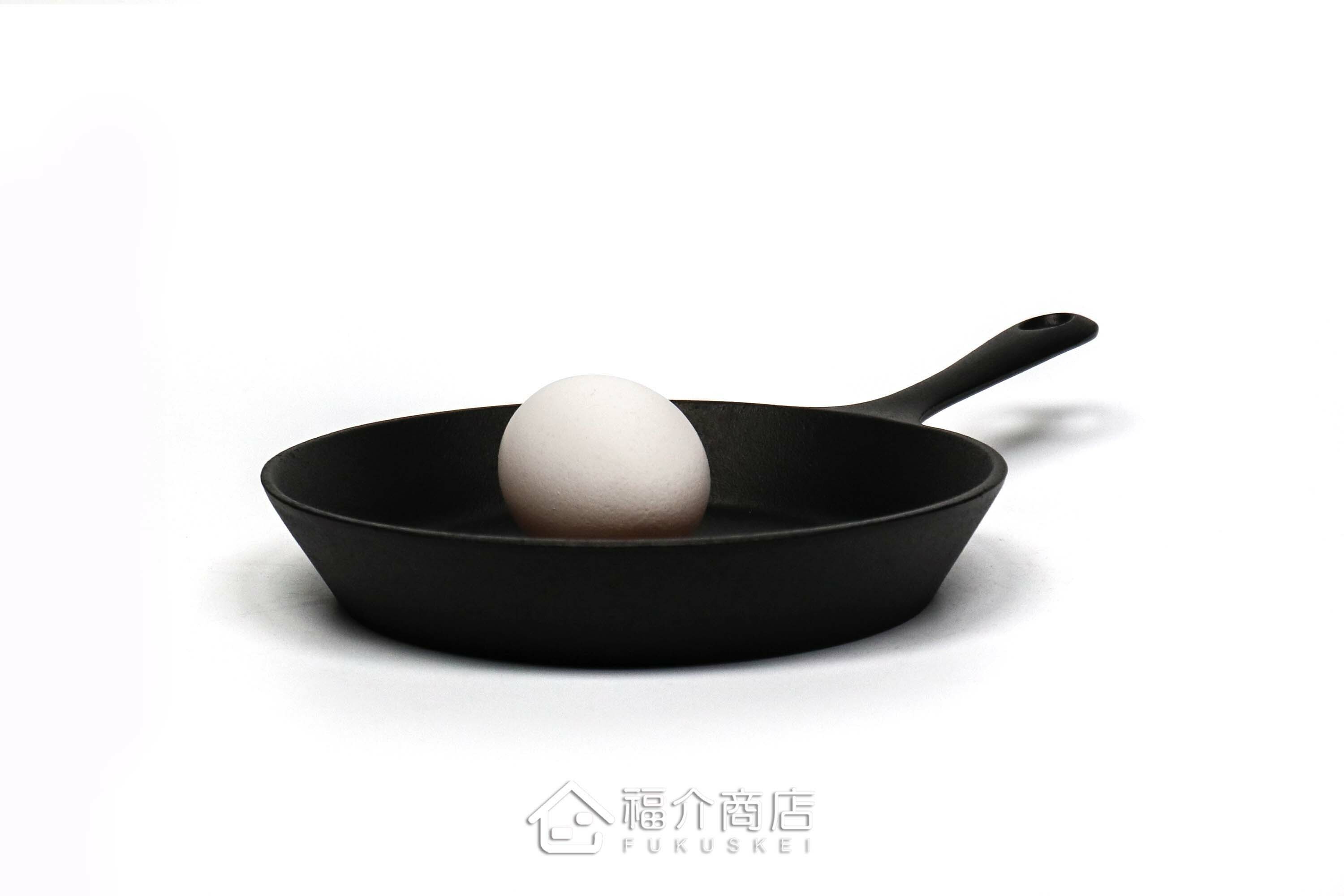 鑄鐵製小煎鍋與雞蛋