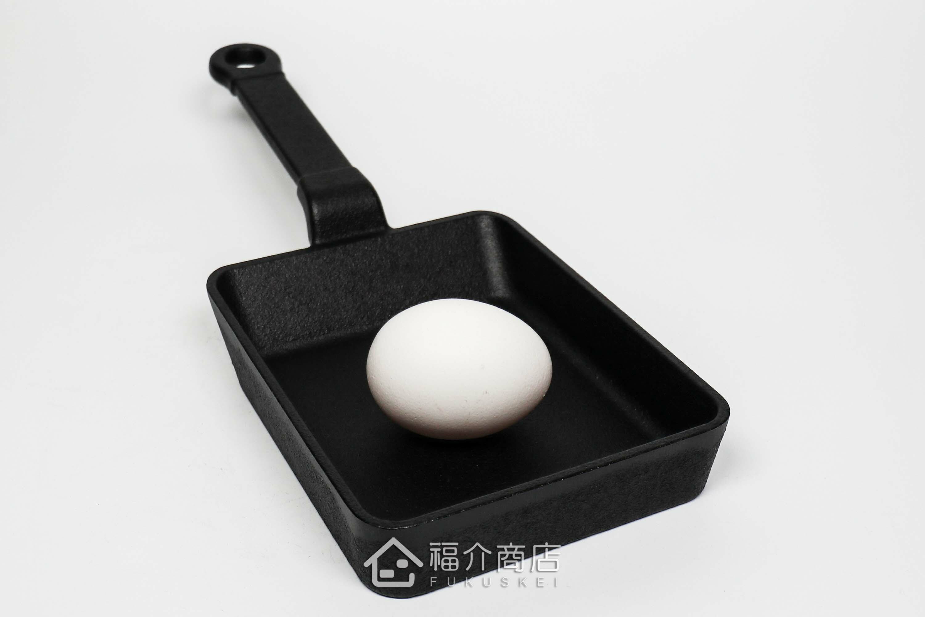 煎蛋用鑄鐵鍋與雞蛋