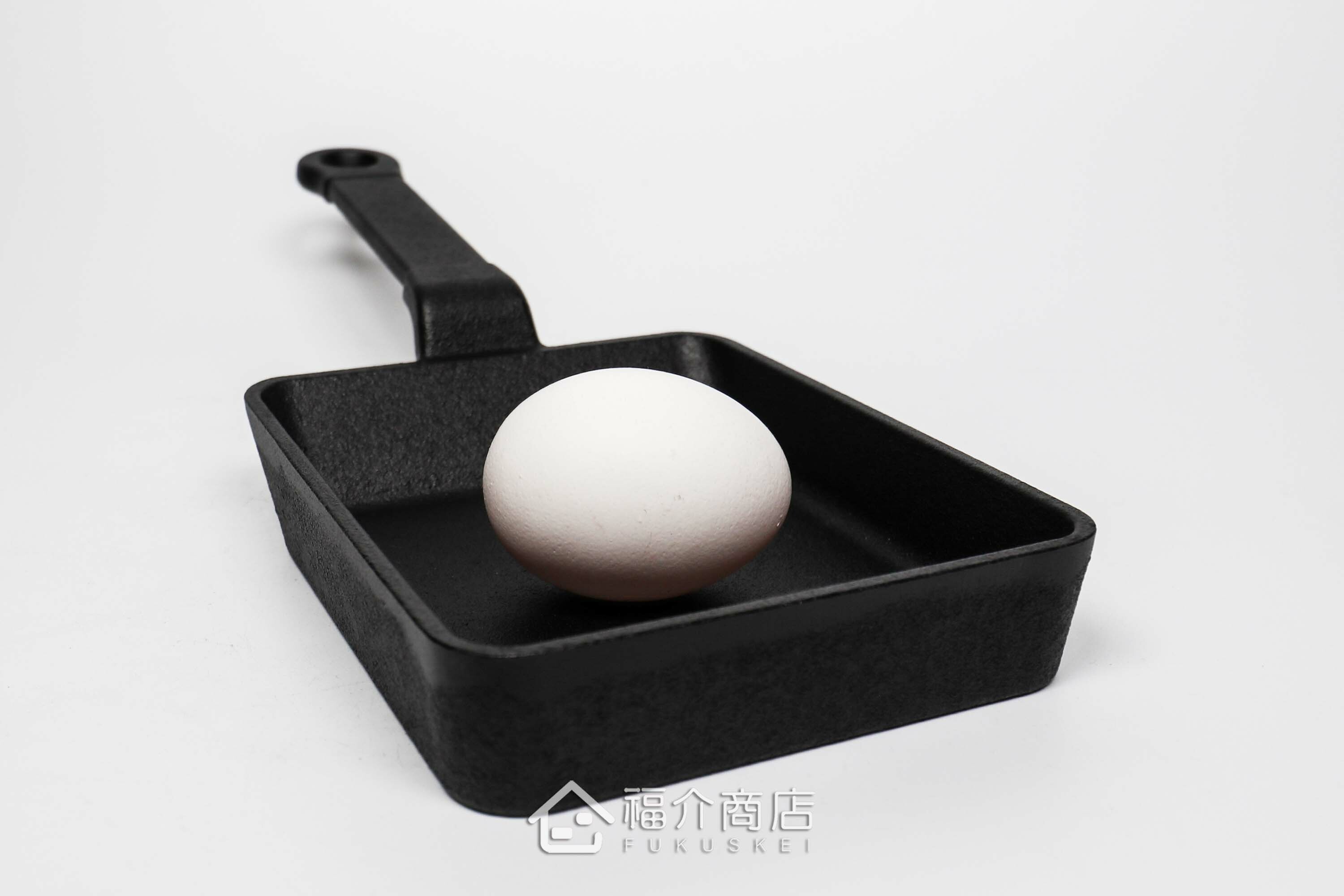煎蛋用鑄鐵鍋與雞蛋