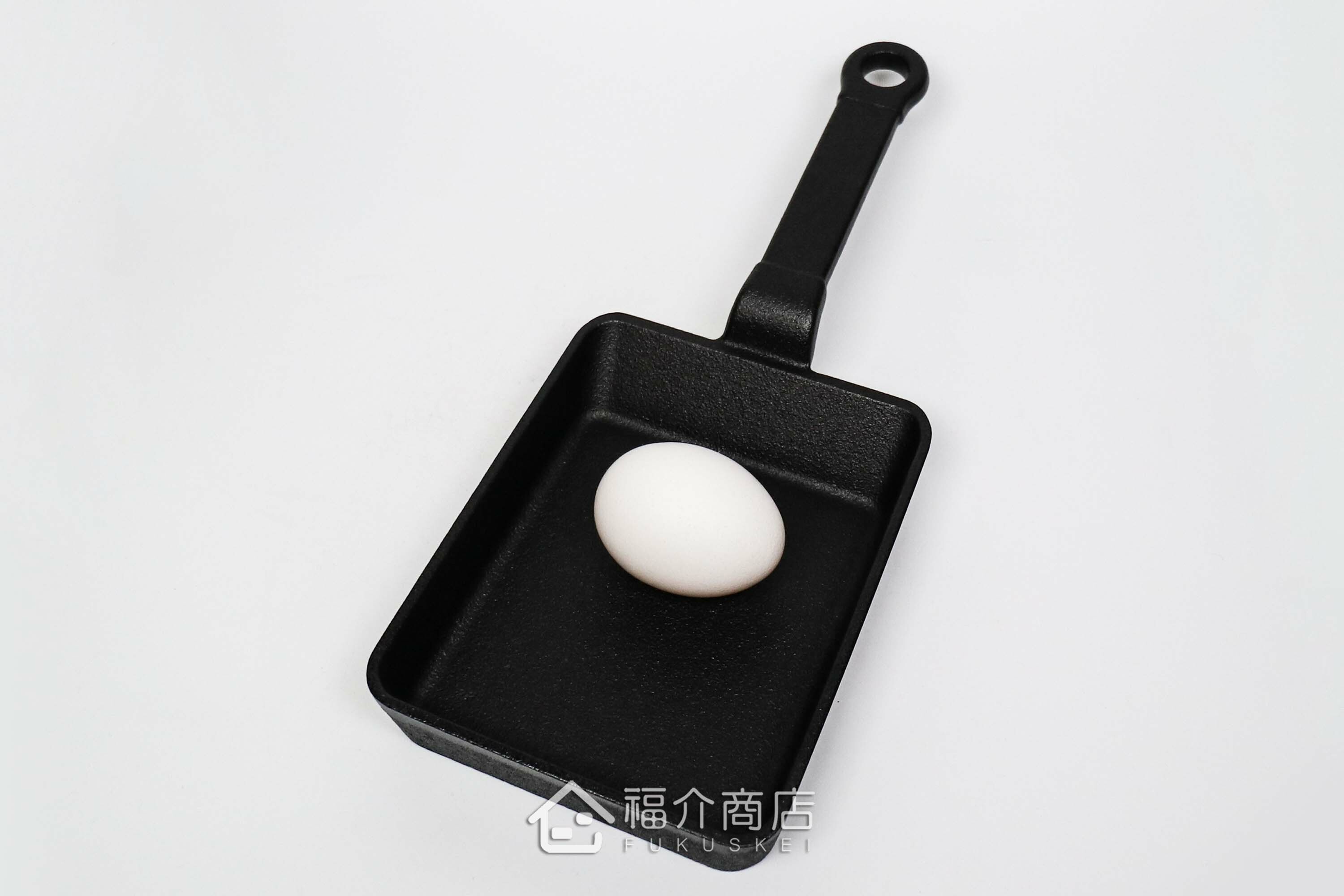 煎蛋用鑄鐵鍋與雞蛋