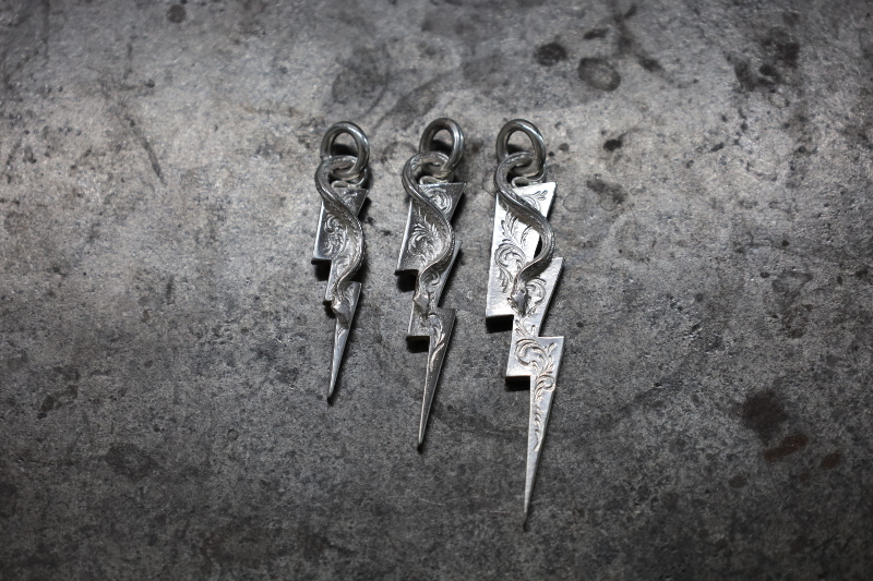 SE 1034 lightning w/ snake & scroll閃電唐草吊墜