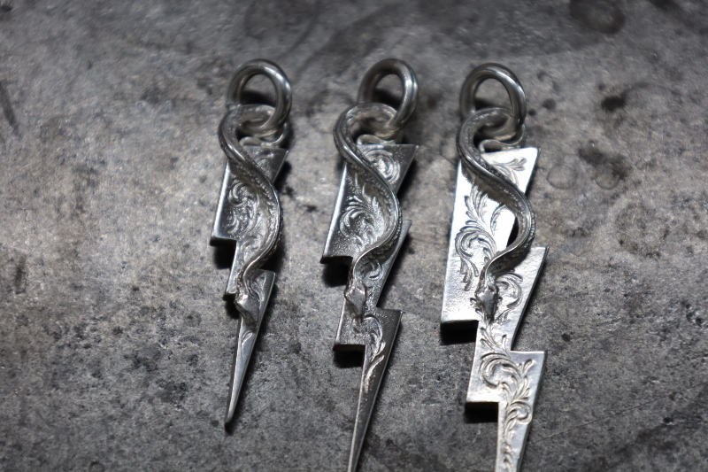 SE 1034 lightning w/ snake & scroll閃電唐草吊墜