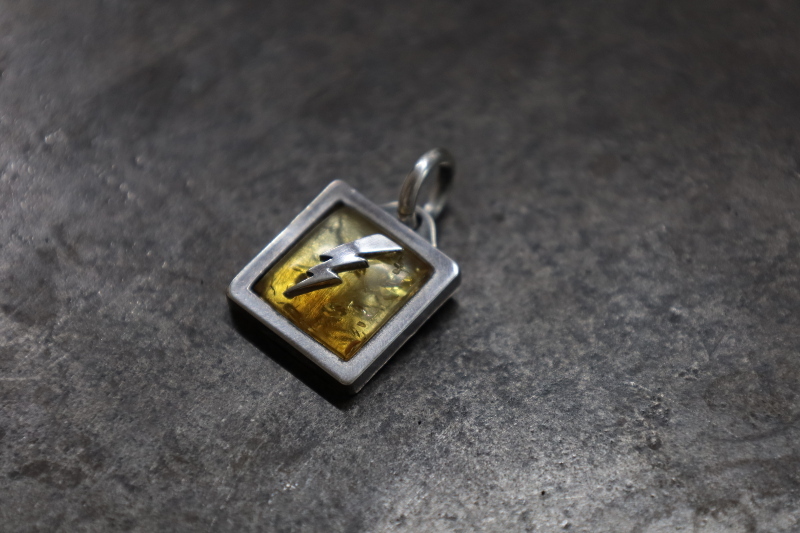 SE-1027 Square Top / Amber / Lightning