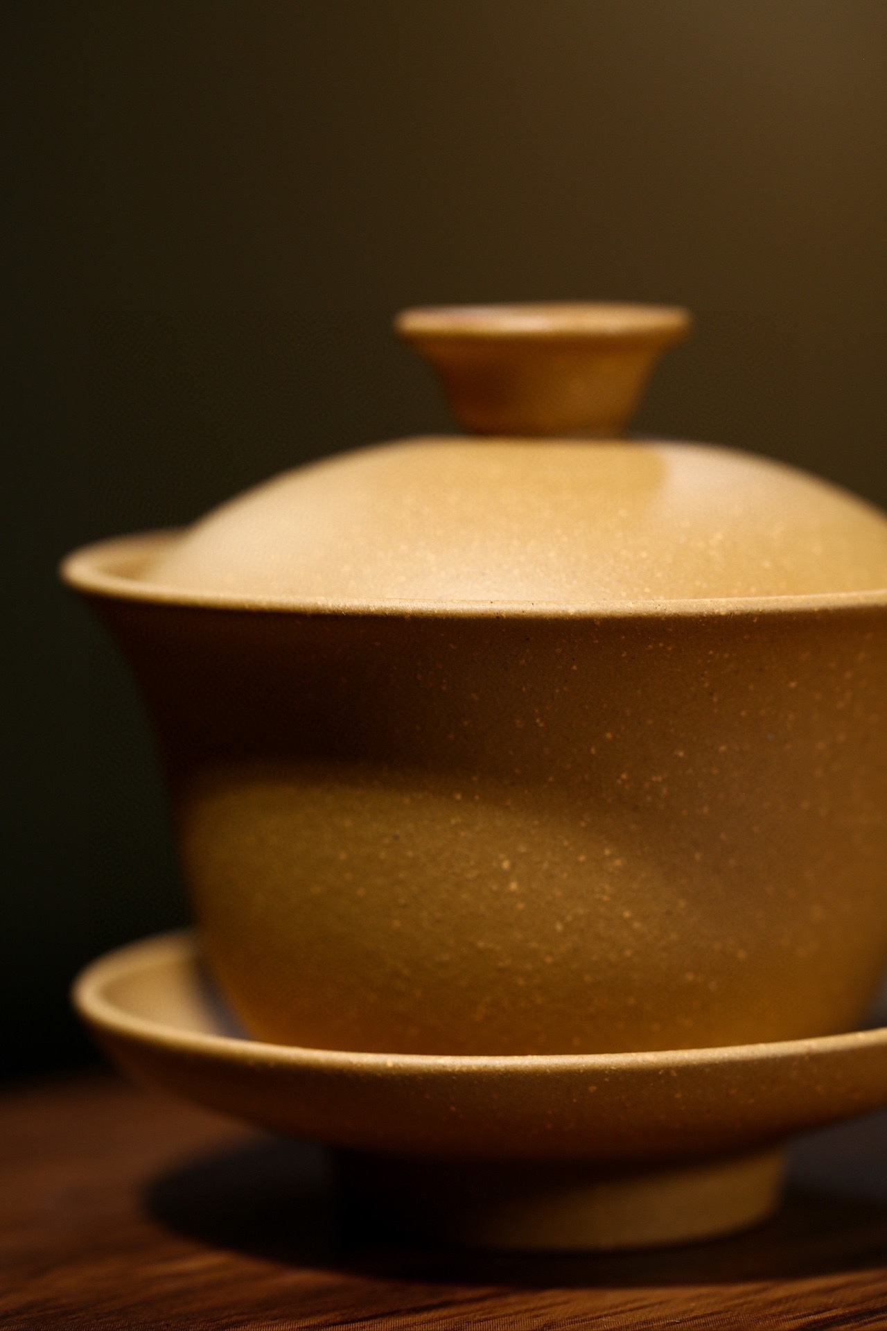 【三才蓋碗】-- 蓋碗口沿向外翻，手持舒適，出水流暢