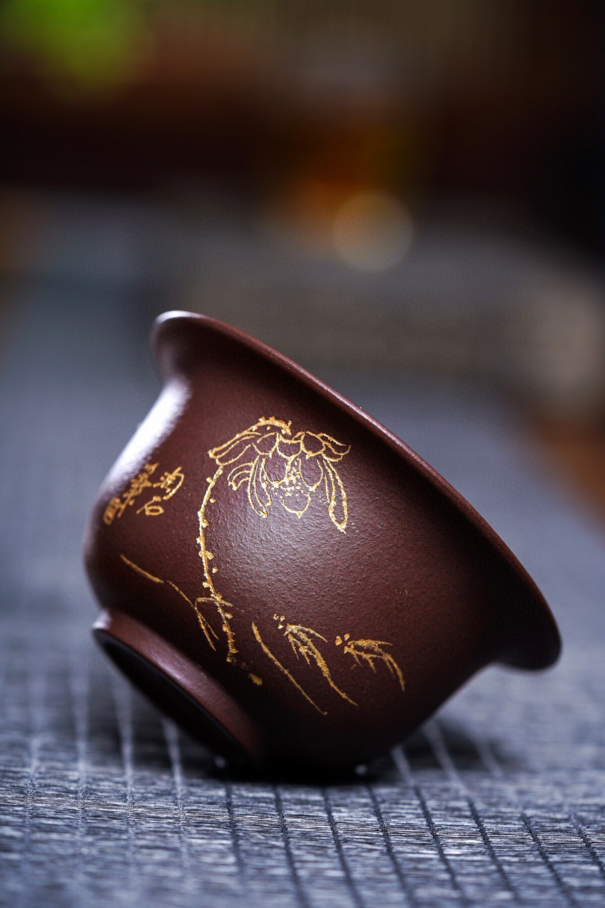 【荷韻蓋碗】-- 紫砂蓋碗具有雙層氣孔，吸收茶汁，不奪茶香，完美發揮茶葉原味