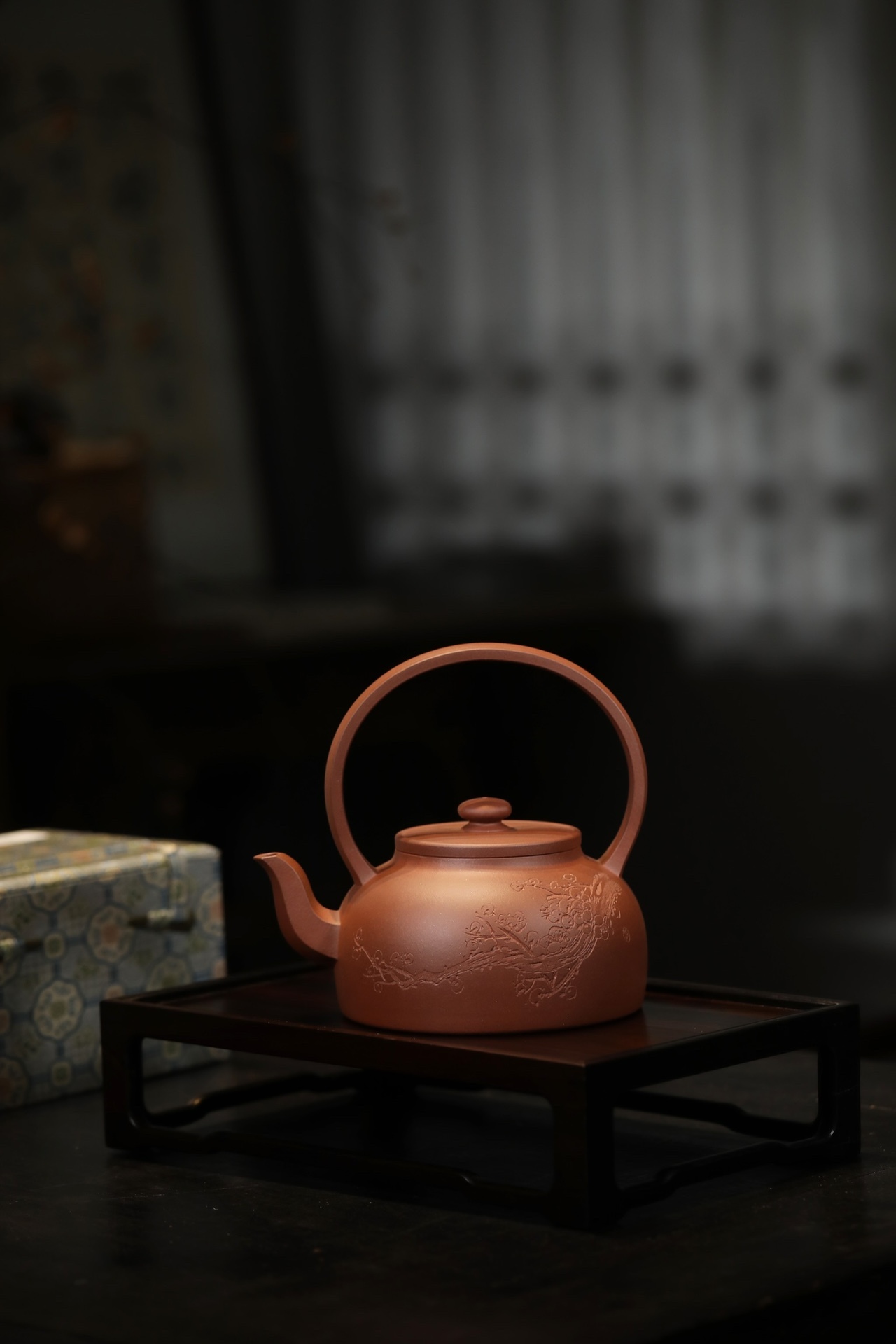 【大彬提梁(梅花)】--線條剛柔並濟，曲中有直，直裡帶曲，壺身似半圓，飽滿圓潤，呈現柔美光澤