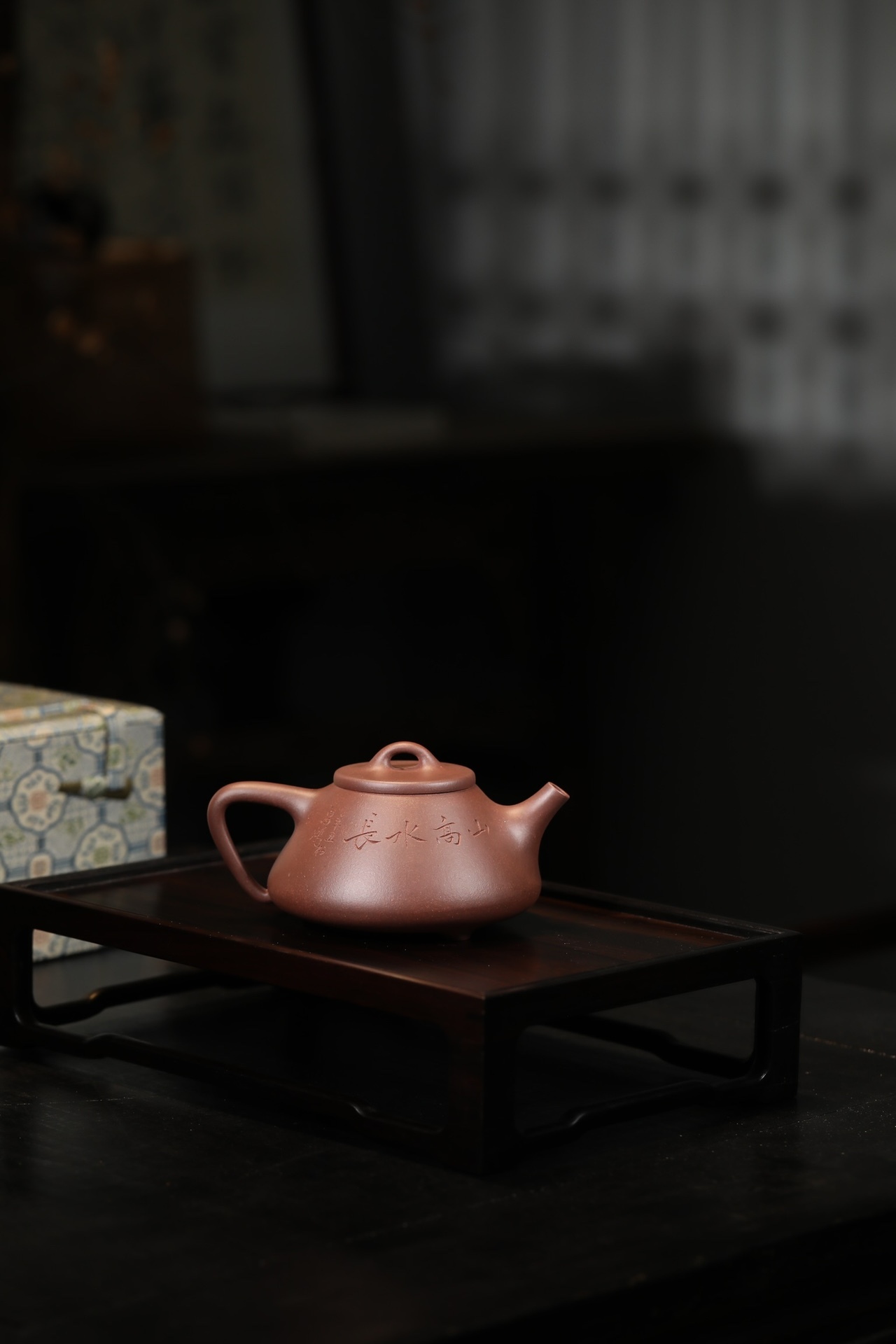 【子冶(山高水長)】--線條剛柔並濟，曲中有直，直裡帶曲，壺身似半圓，飽滿圓潤，呈現柔美光澤