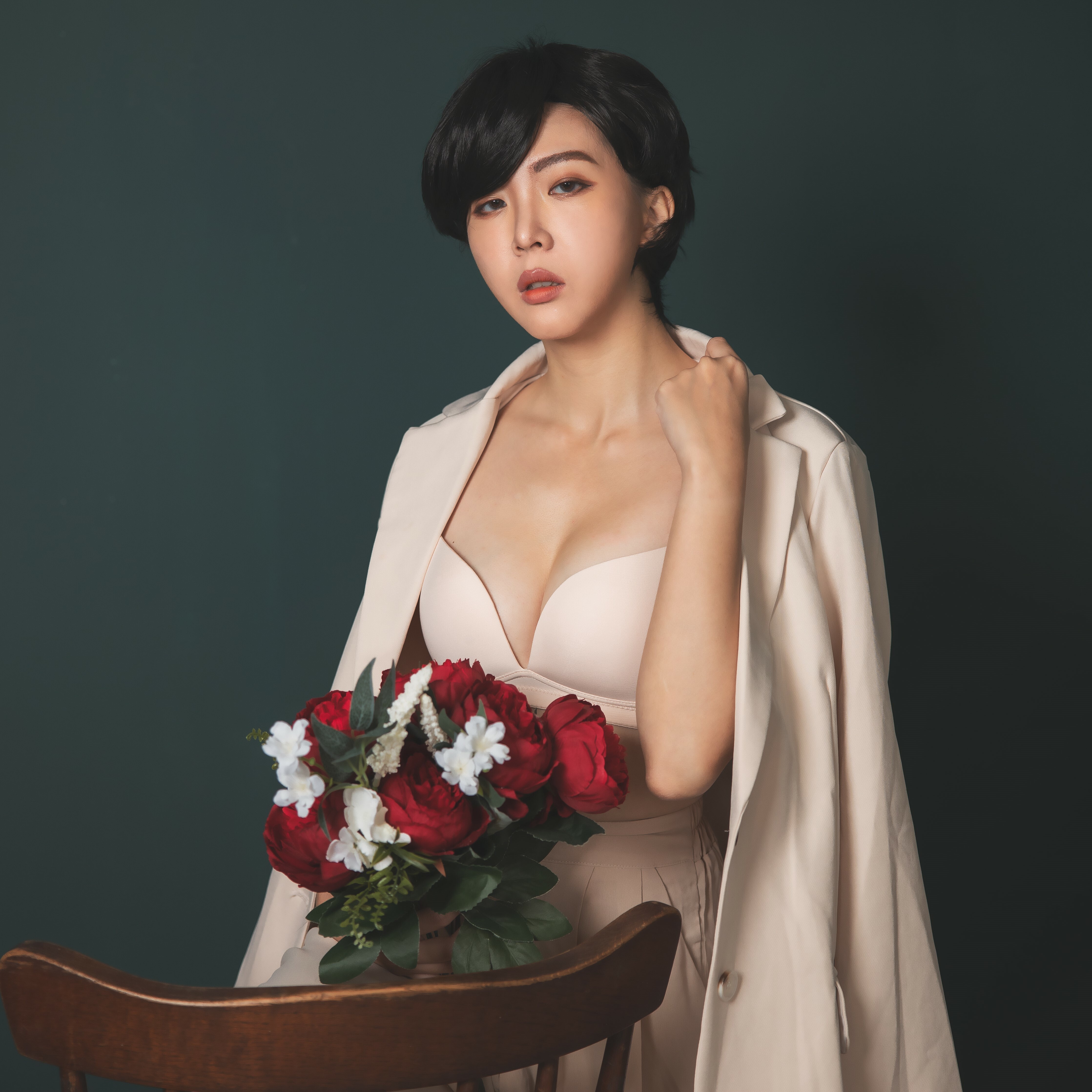 水壩內衣。渾圓零壓新生活。百搭無痕-憨娜推薦。B.C.D.E罩