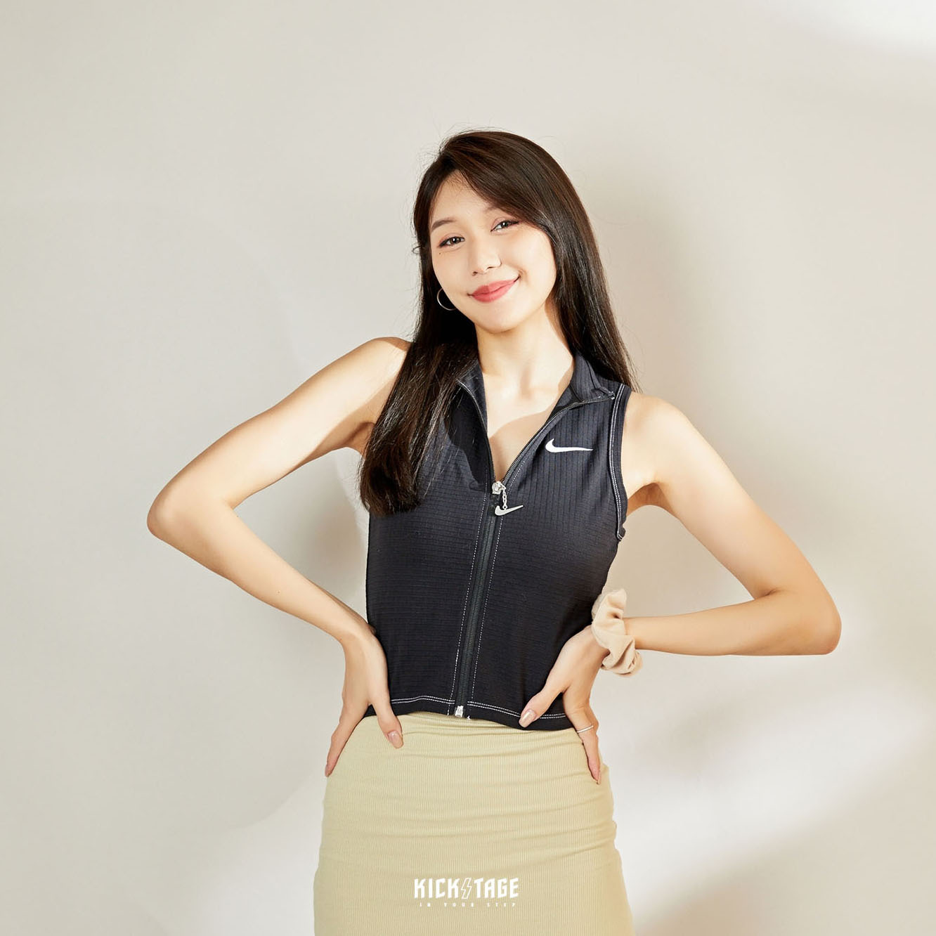 **特價商品售出不退換**女款 NIKE SWOOSH 黑色 方格 大勾 縫線 刺繡 彈性 全開拉鍊 立領 背心【DM6196-010】OFFWS