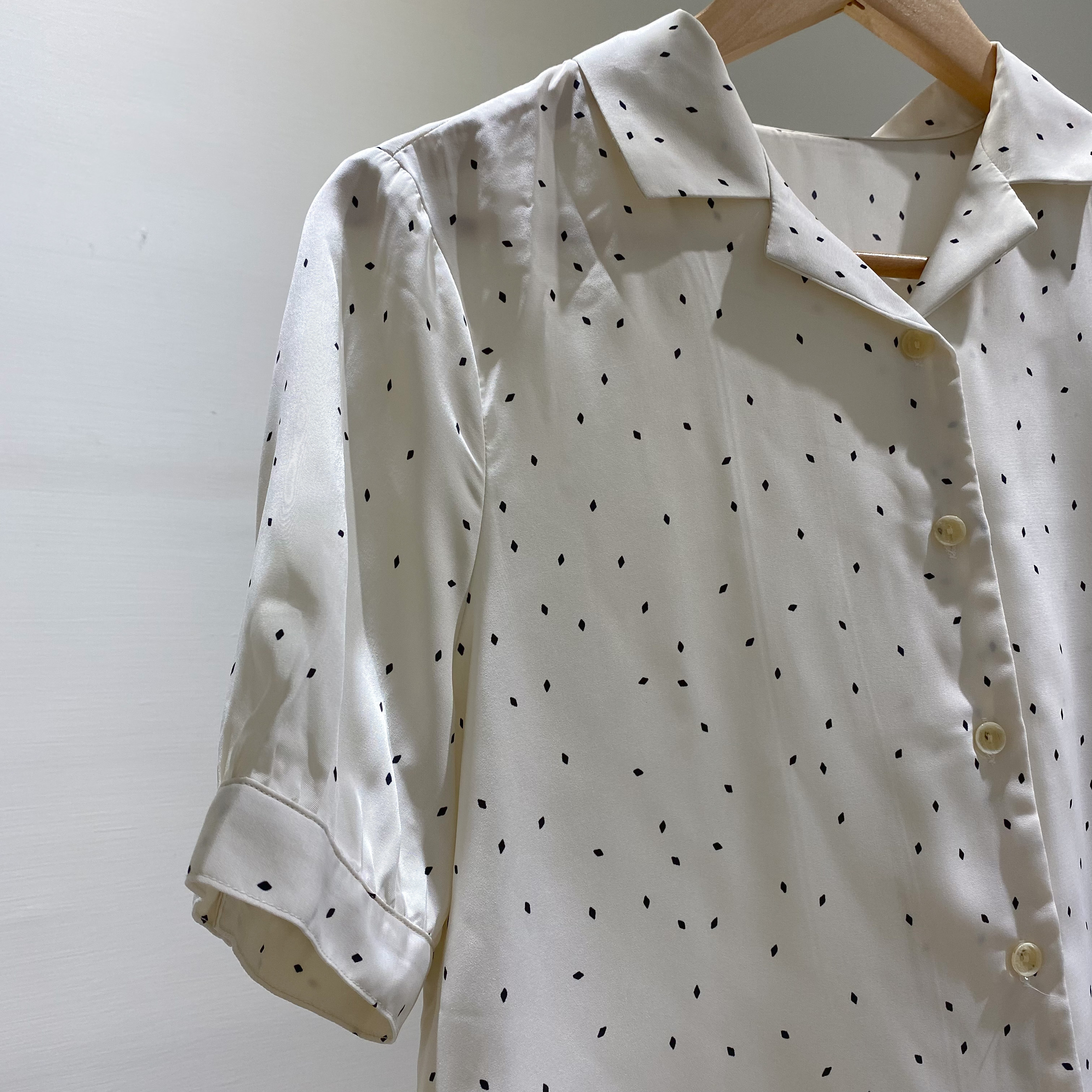 低領滑料雪紡點點襯