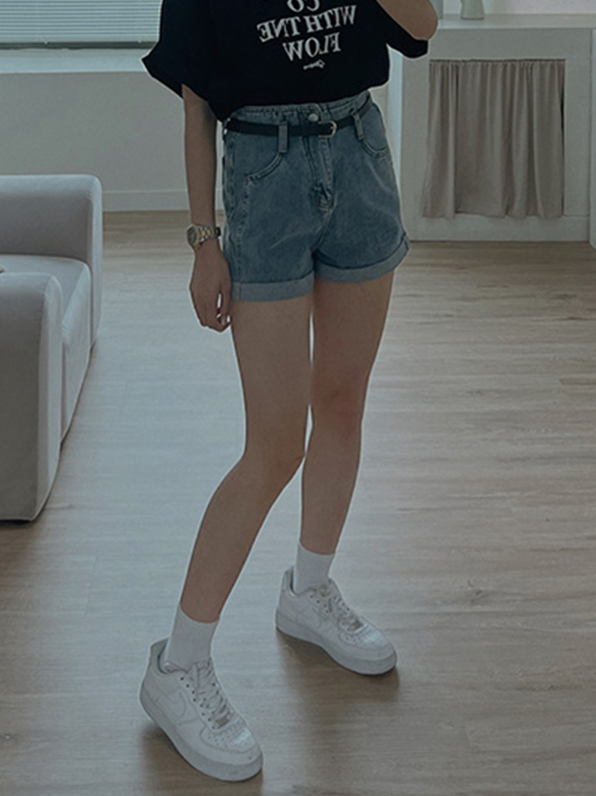 附腰帶反摺牛仔短褲