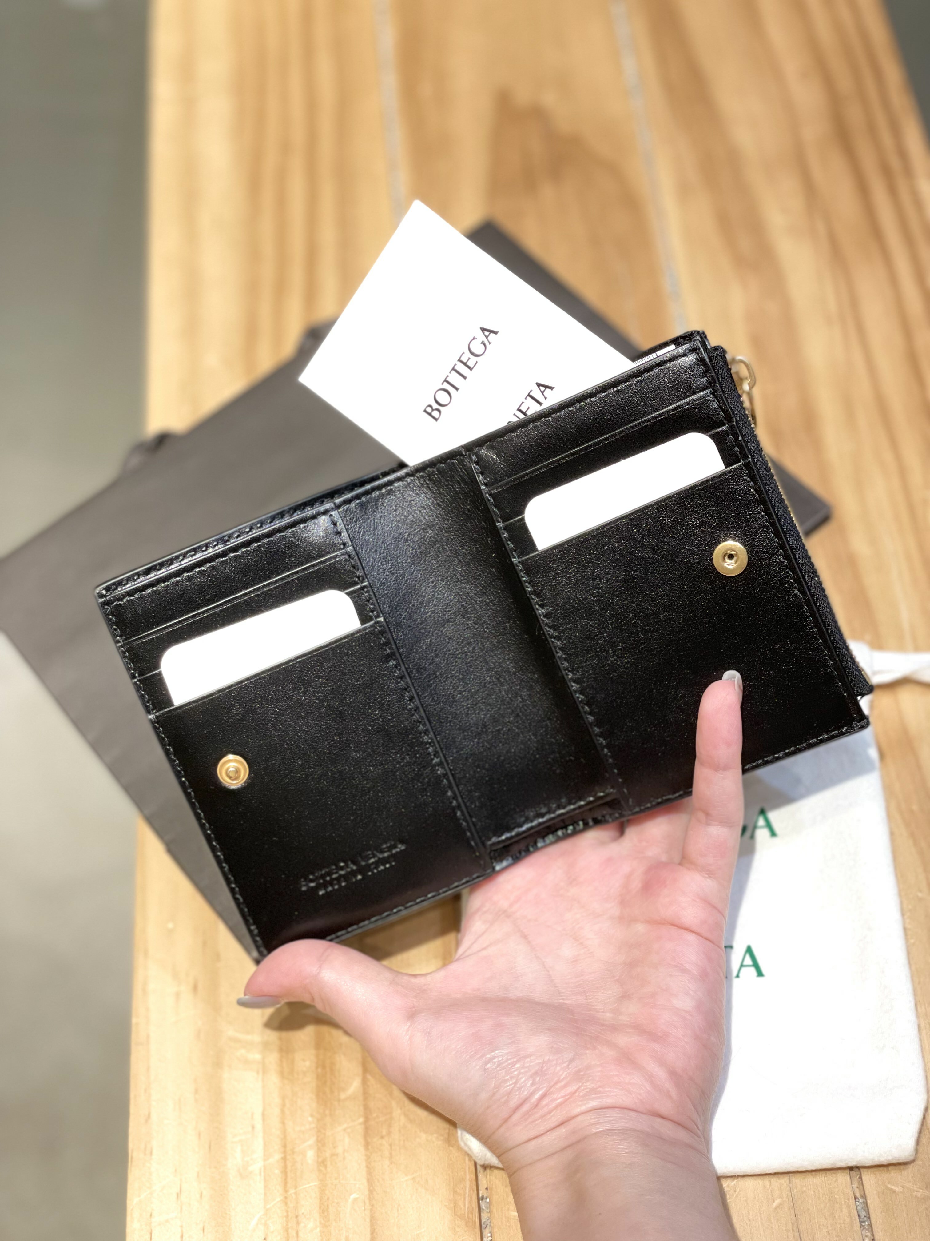 BV Bifold Zip Wallet
