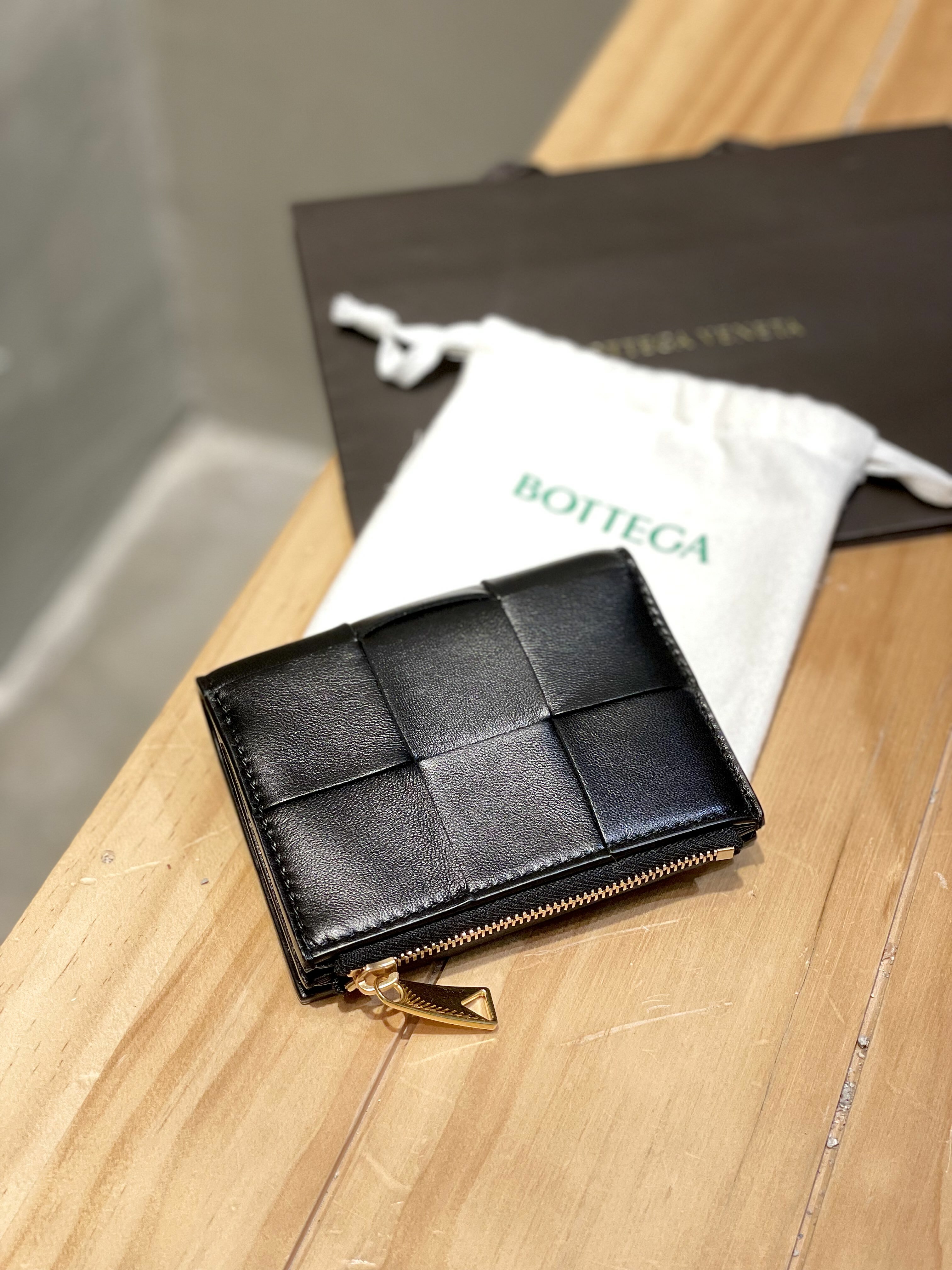 BV Bifold Zip Wallet