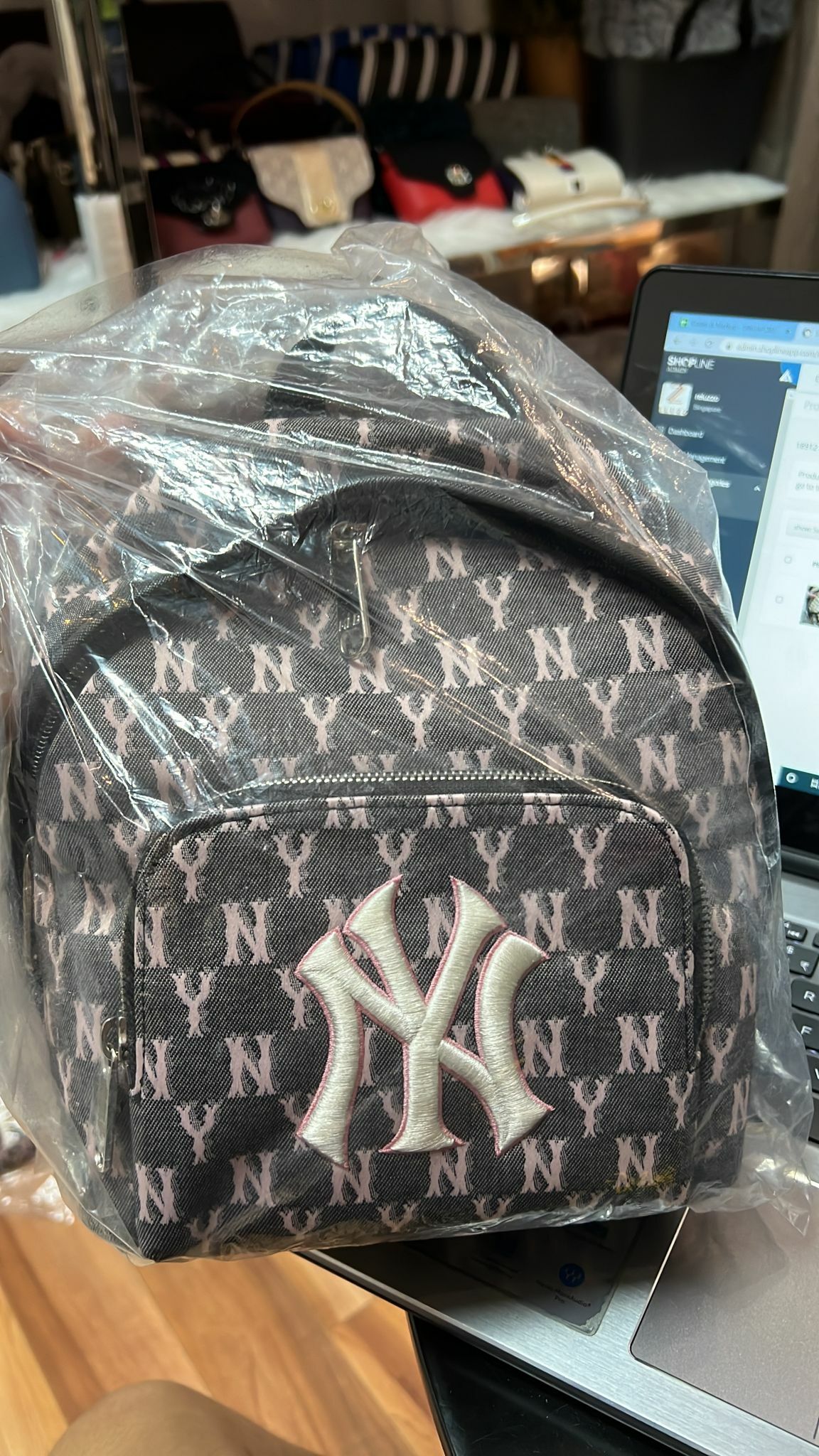 [S] MLB 32BG22111-50L MONOGRAM RECTANGULAR MINI BACKPACK NEW YORK YANKEES,BLACK/PINK, 8809768001999 (SMLB106)