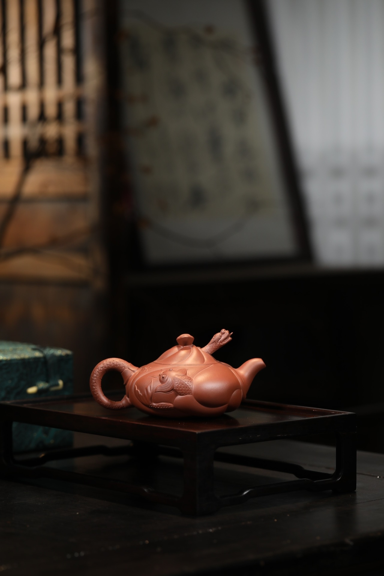 【魚化龍】--壺身兩側各塑一魚一龍淺浮雕在浪花中騰躍，神韻靈動，栩栩如生