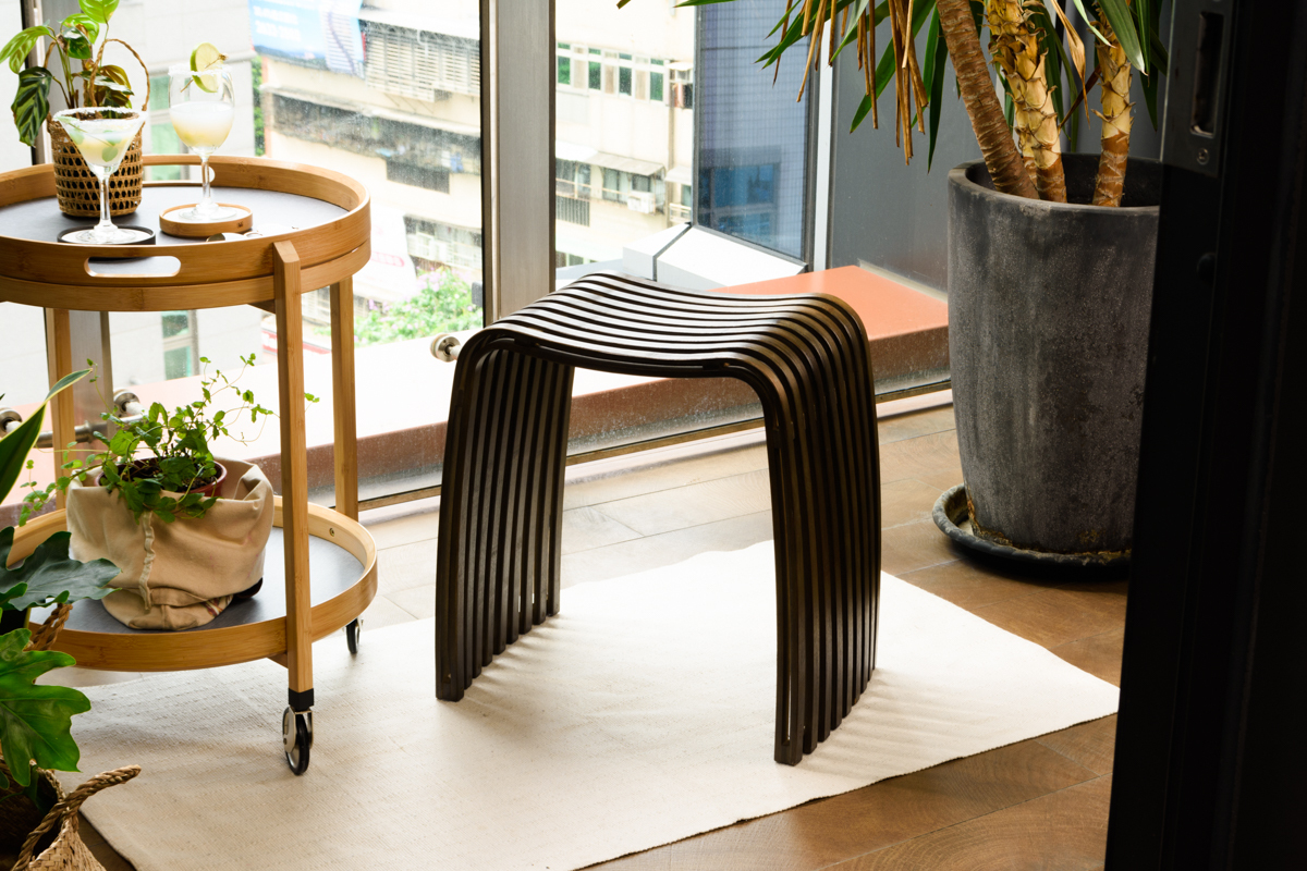 Colin 弧形凳 作為單人椅凳擺在陽台