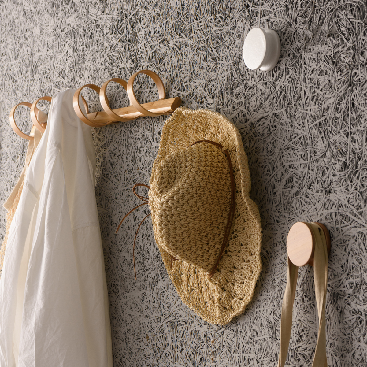 Ran 圓竹掛勾與 Spiro 螺旋掛勾搭配使用, 牆面更有造型感