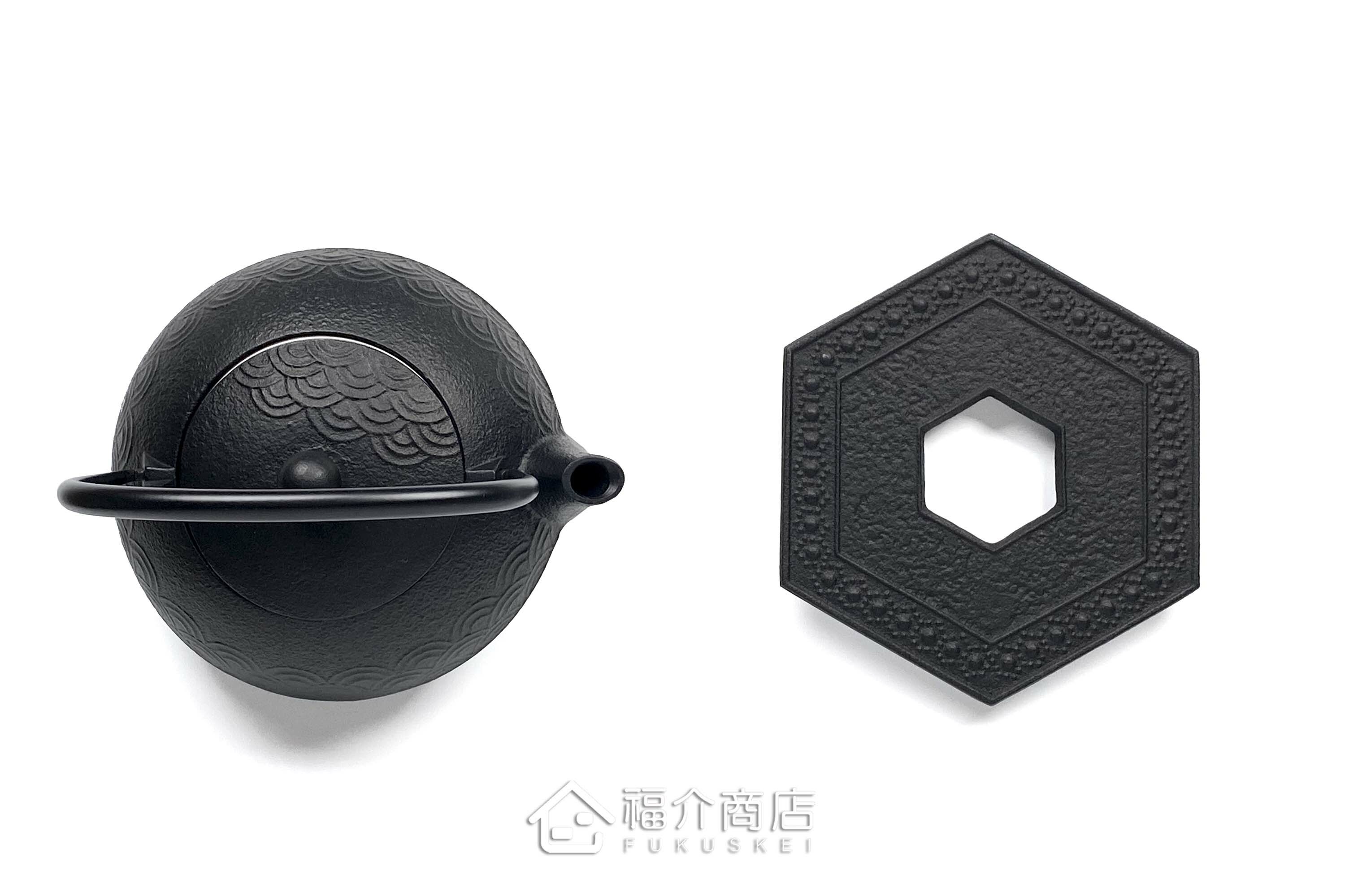 泡茶用的鐵壺與壺墊