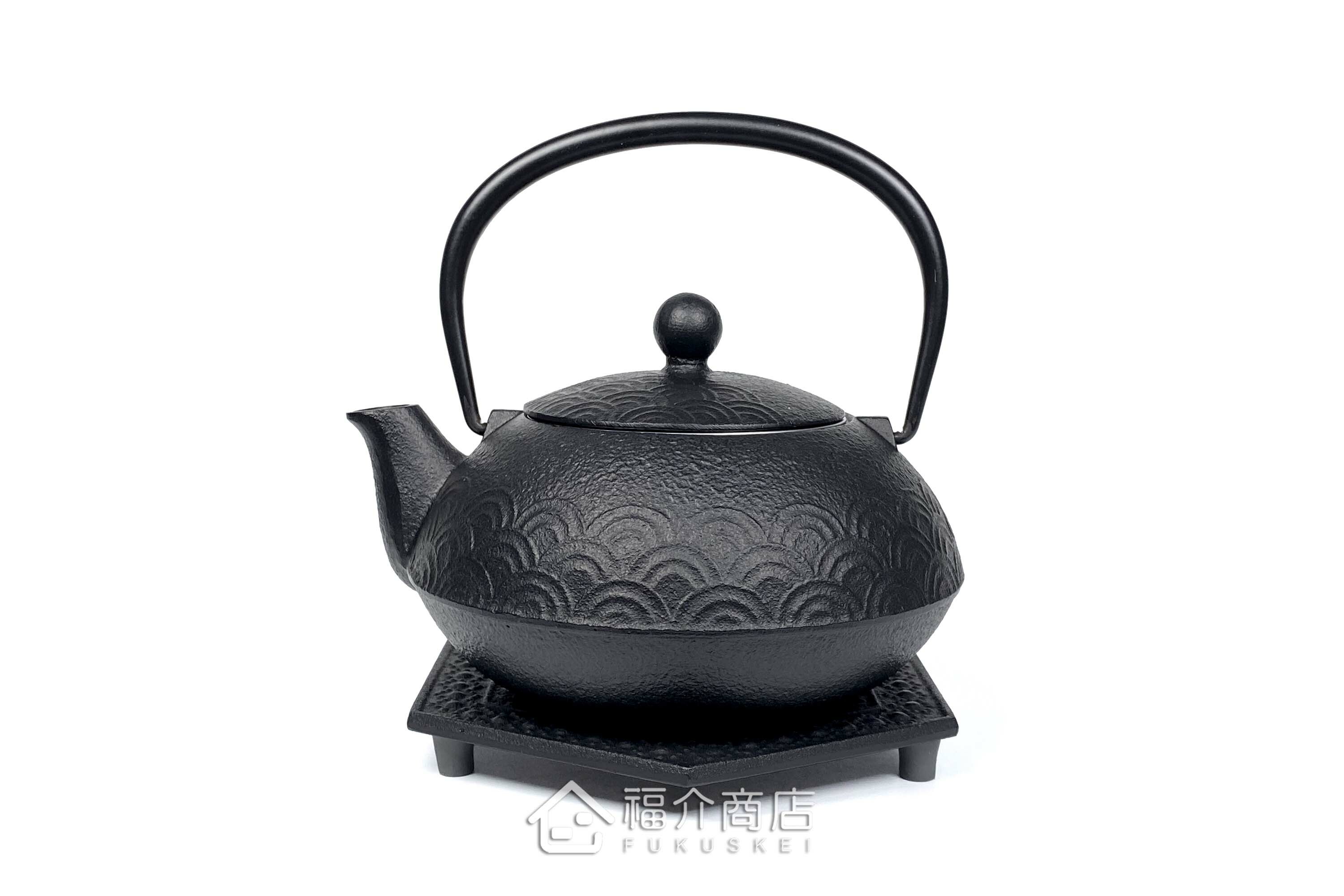 泡茶用的鐵壺與壺墊