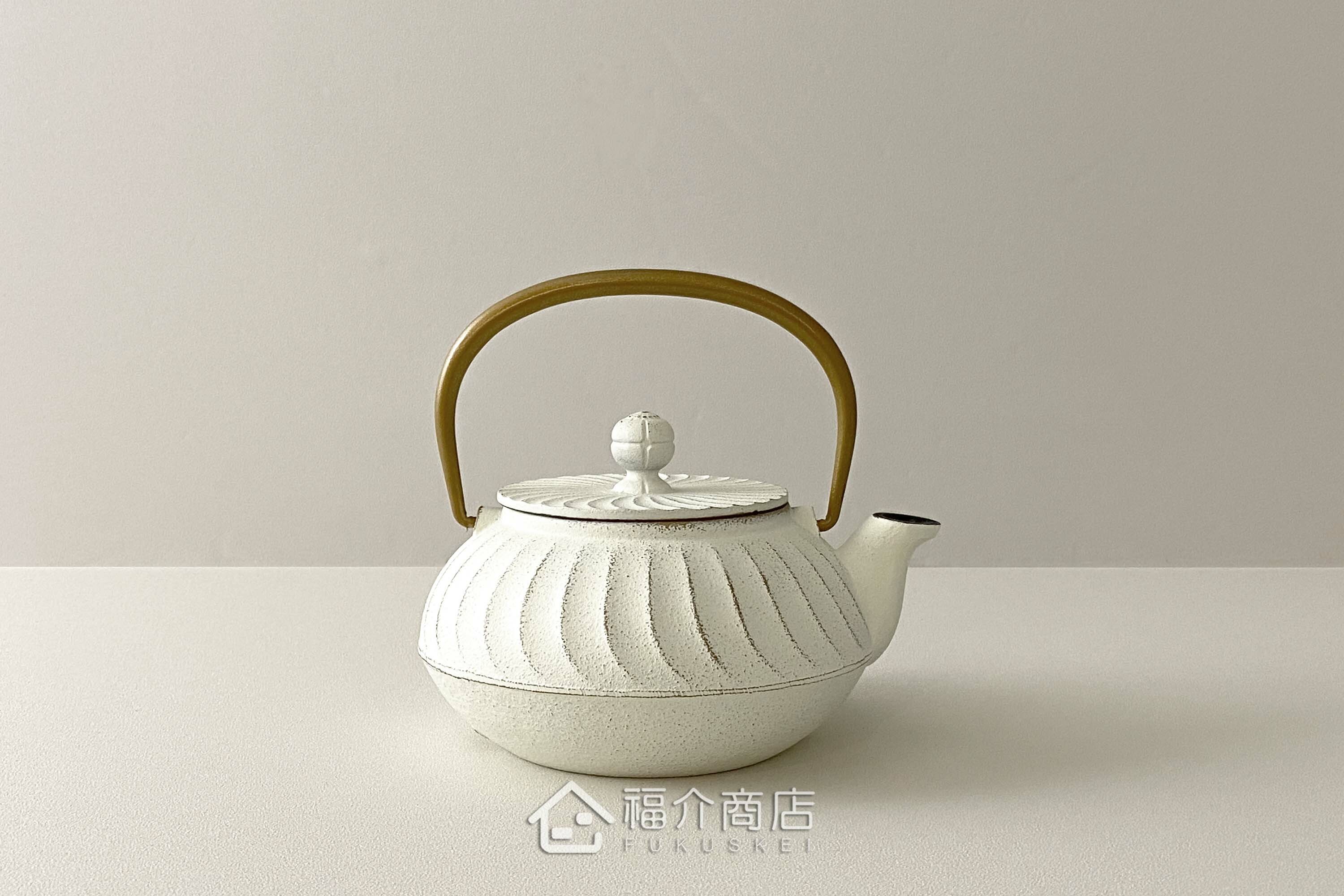 泡茶用的白色鐵壺