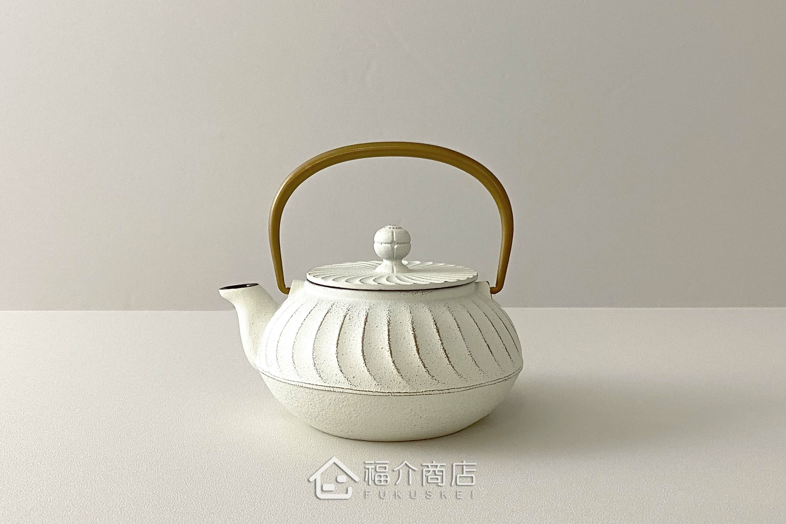 泡茶用的白色鐵壺