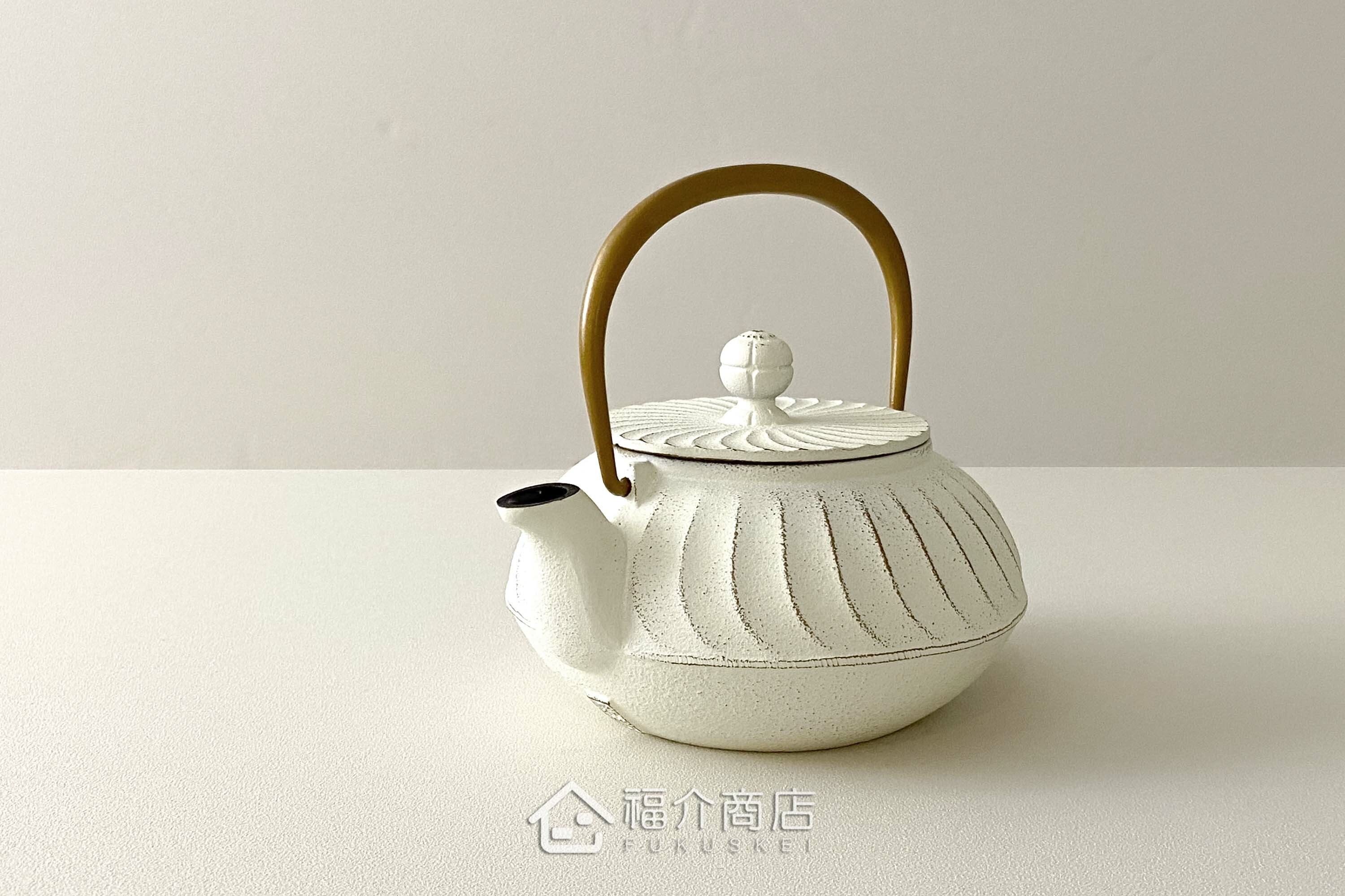 泡茶用的白色鐵壺