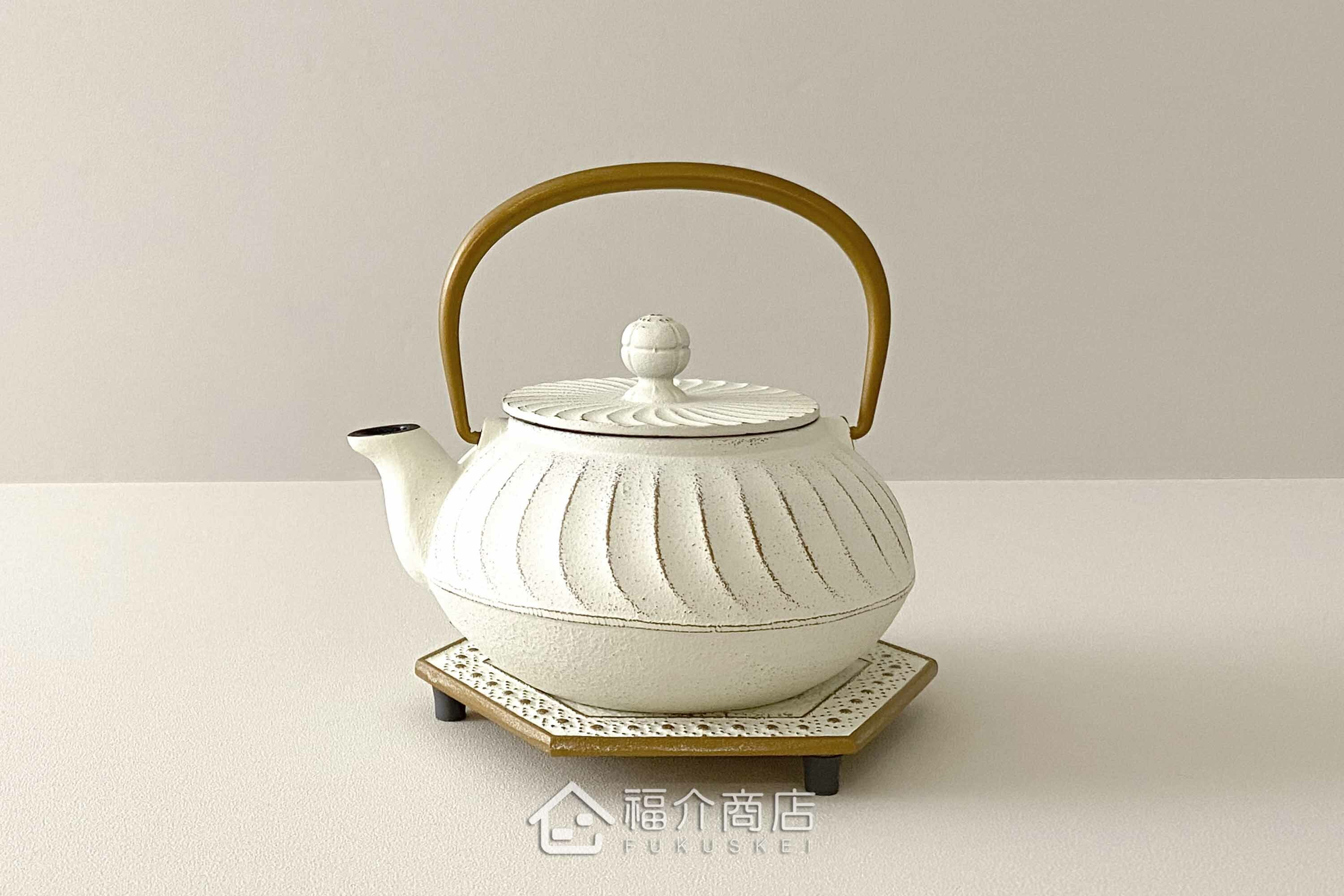 泡茶用的白色鐵壺